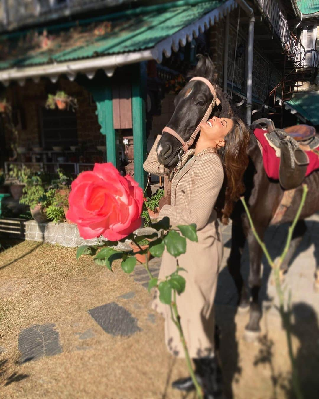 Jacqueline Fernandezさんのインスタグラム写真 - (Jacqueline FernandezInstagram)「Day 1!! Happy happy happy #HappyPlace💖💖   #BhootPolice  The #NewNormal is paranormal  #SaifAliKhan @arjunkapoor @yamigautam  @RameshTaurani @akshaipuri @pavankirpalani @jaya.taurani  @tips @savleenmanchanda @marcepedrozo @nat_chava @manishamelwani @sanyakapoor @travellingchef_sk @shaanmu ❤️」11月4日 23時30分 - jacquelienefernandez