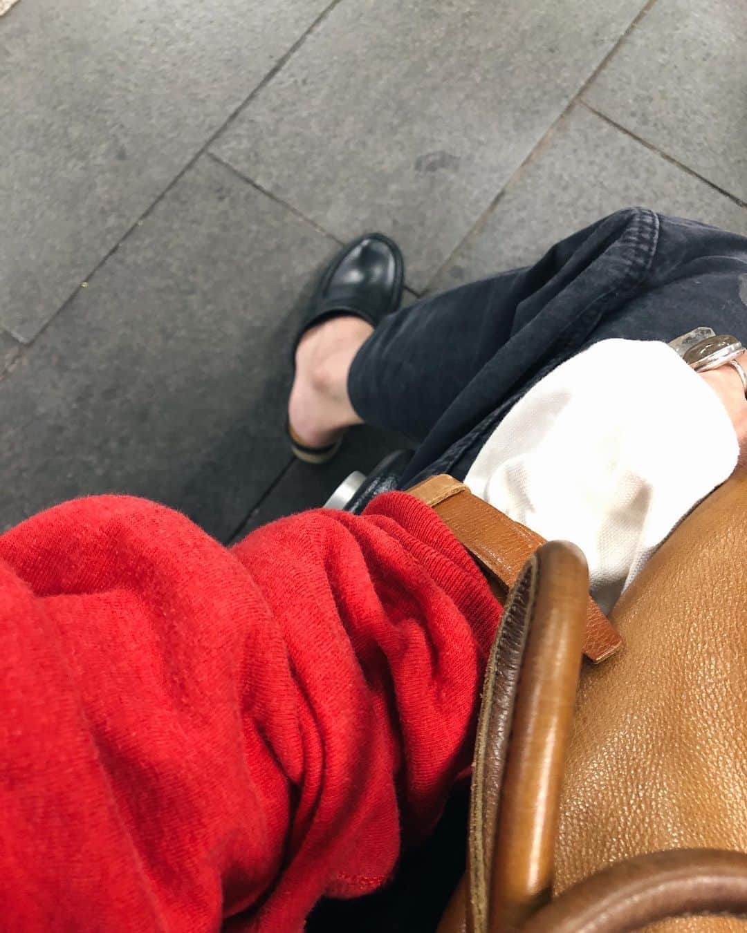 のインスタグラム：「天気予報で寒くなるって言ってたけど  全然寒くないな さて明日は何着よう  チビに鬼滅の刃のビックリマンを探してきてと頼まれたけどどこにも売ってない！あれほど鬼滅に食いつかなかったのに周りがゲットしてると欲しくなるのね  しかし色んな人に勧められるけど見る気になれない..... みんなが騒いでるのを見るとシラけてしまうタイプです そんな感じでブームが去ってからなんとなく見始めてハマりだして周りに同意を求めても「今さら⁉️もう内容忘れちゃったよ」って誰とも分かち合えないことがたまにあります 「24」と「ウォーキングデッド 」がそれ  でもウォーキングデッドはニーガンが憎すぎて途中で見るのをやめちゃった 「その後が面白いのに！」って言われてますます見なくなるパターンです  え？これは天邪鬼なの？？  #swellvtg #ビックリマン #鬼滅はシークレット4つ #天邪鬼」