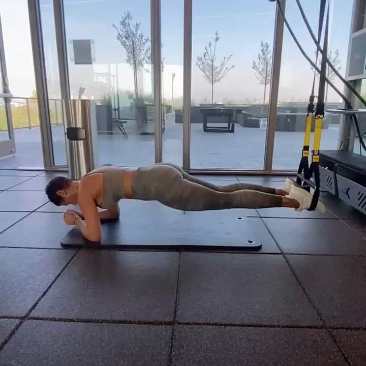 ニコール・ミッチェル・マーフィーのインスタグラム：「Connect to your core & you’ll find strength. Act from your core & you’ll move mountains. #gabriellagoddard follow @yfoyshop #healthiswealth #healthandwellness #yFoy #everydayconfidence #nicolemurphy #coreworkout」