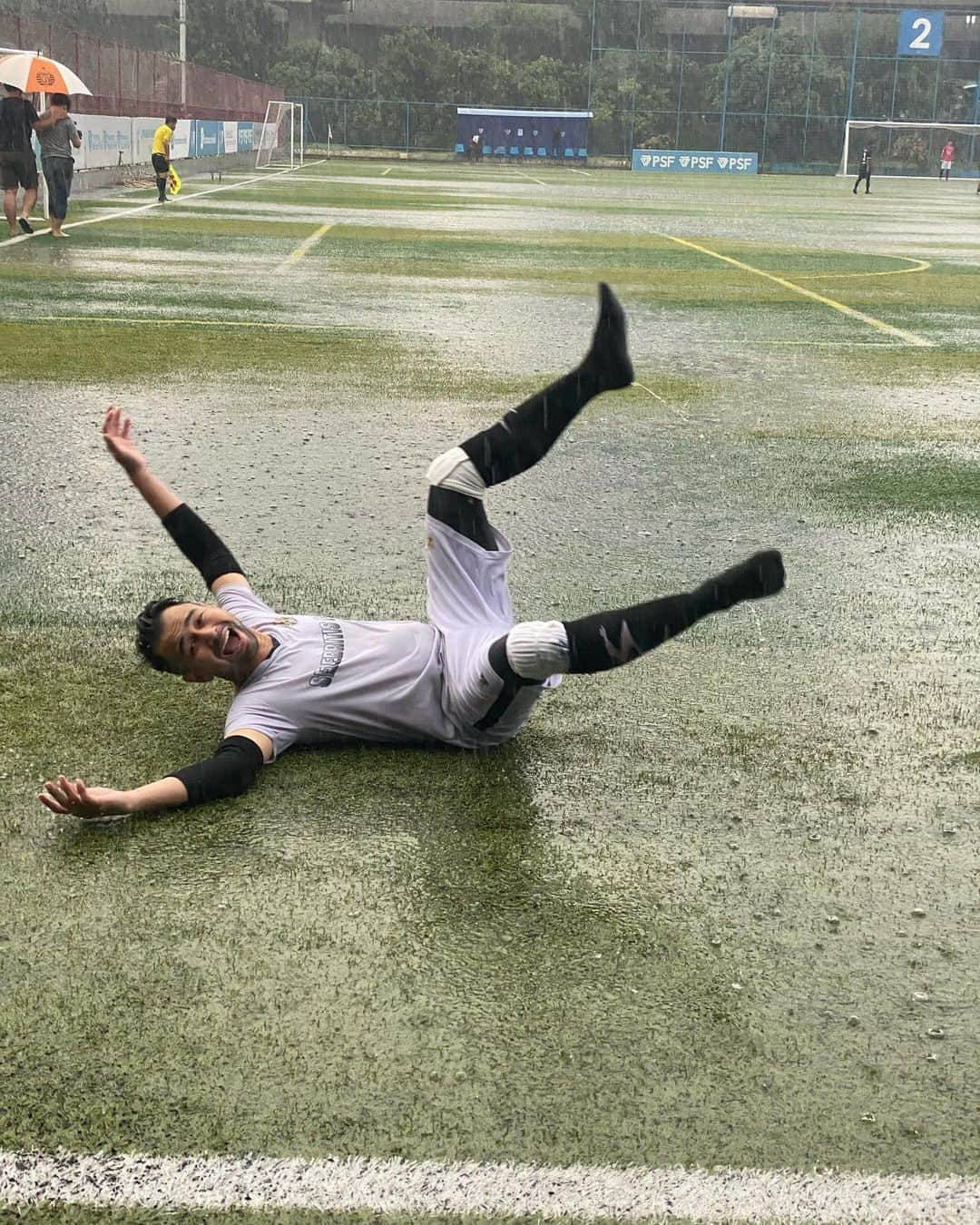 Raffi Ahmadさんのインスタグラム写真 - (Raffi AhmadInstagram)「Seneng banget main bola Hujan-Hujanan jadi inget waktu kecil dulu di Bandung tiap hujan maim bola di lapangan tennis depan rumah 😅 main bola di lapangan tenis sampe lecet 😁」11月4日 23時37分 - raffinagita1717