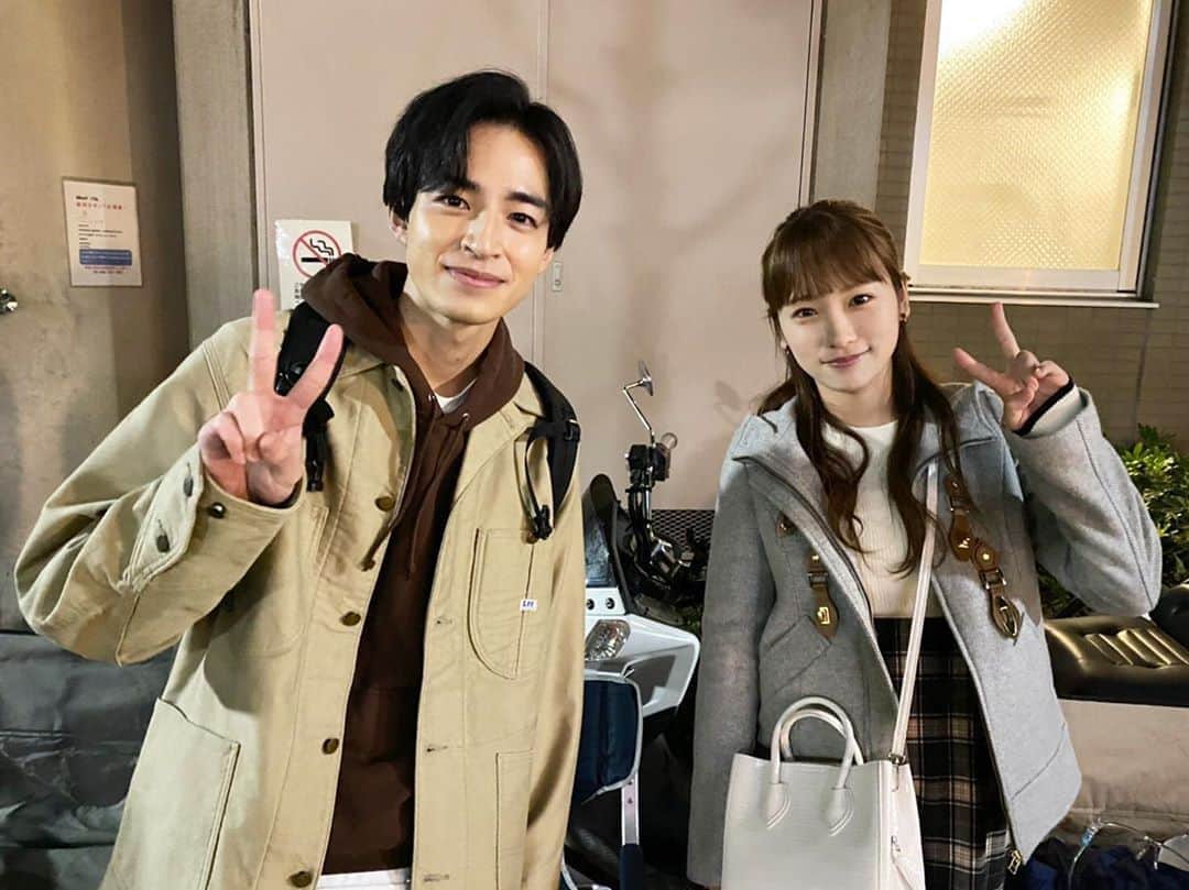 狩野健斗のインスタグラム：「現在放送中のドラマ #リモラブ の Huluオリジナルストーリー 「#恋愛進化論 」第1話に出演しております。 写真はご一緒した事務所の先輩で我孫子沙織役の川栄李奈さんと。 ぜひご覧下さい！」
