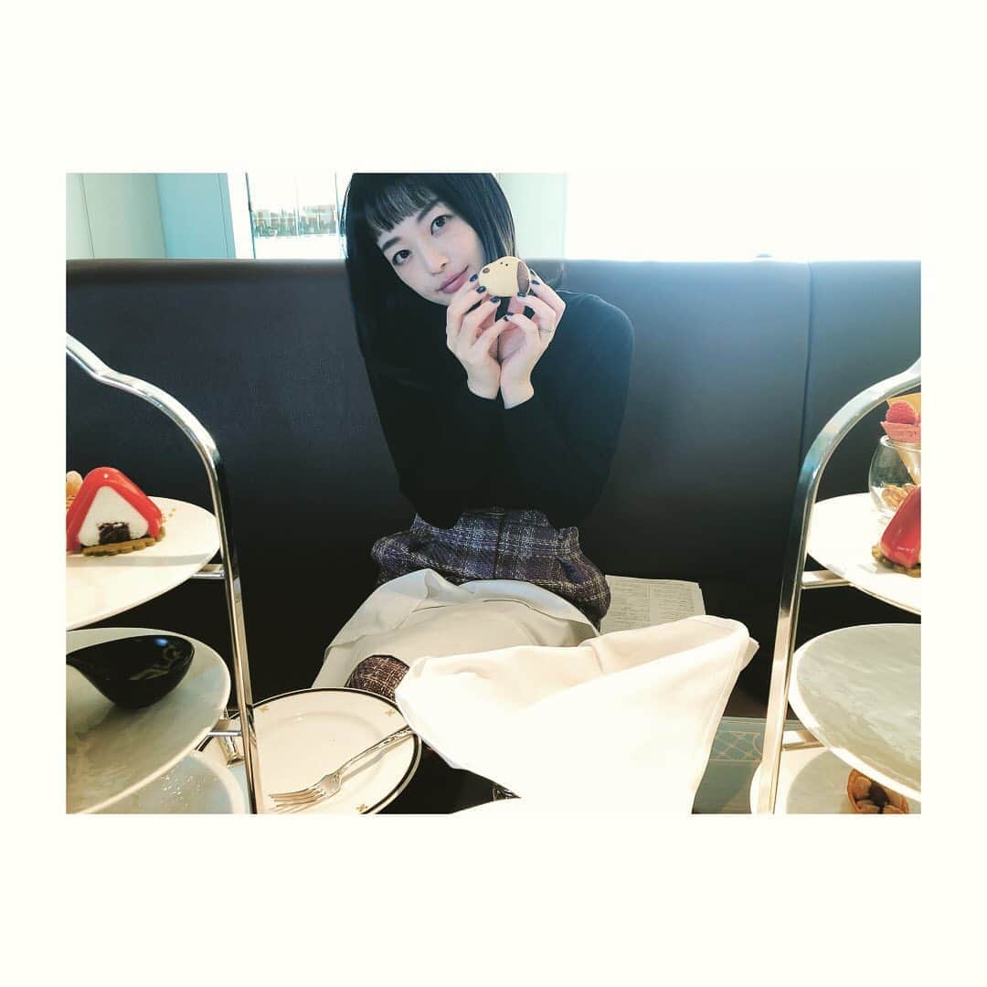 小森真理子のインスタグラム：「人生初アフタヌーンティーしてきました。 スヌーピーコラボで、一つ一つのお菓子やお料理がスヌーピーのキャラクターやPEANUTSに因んだもので、ストーリーを感じながらとても楽しめました🥰 特に、ウッドストックの巣を模したキャラメルのシュークリームが天国の味でした🙄😇  あと大好きな紅茶も色んな種類が飲めたし、丁寧に人が淹れてくれたお茶嬉しいし、何より全部が美味しくて可愛くて至福の時間でした！  go to キャンペーン最高 &また摂生生活とリングフィットがんばります。」
