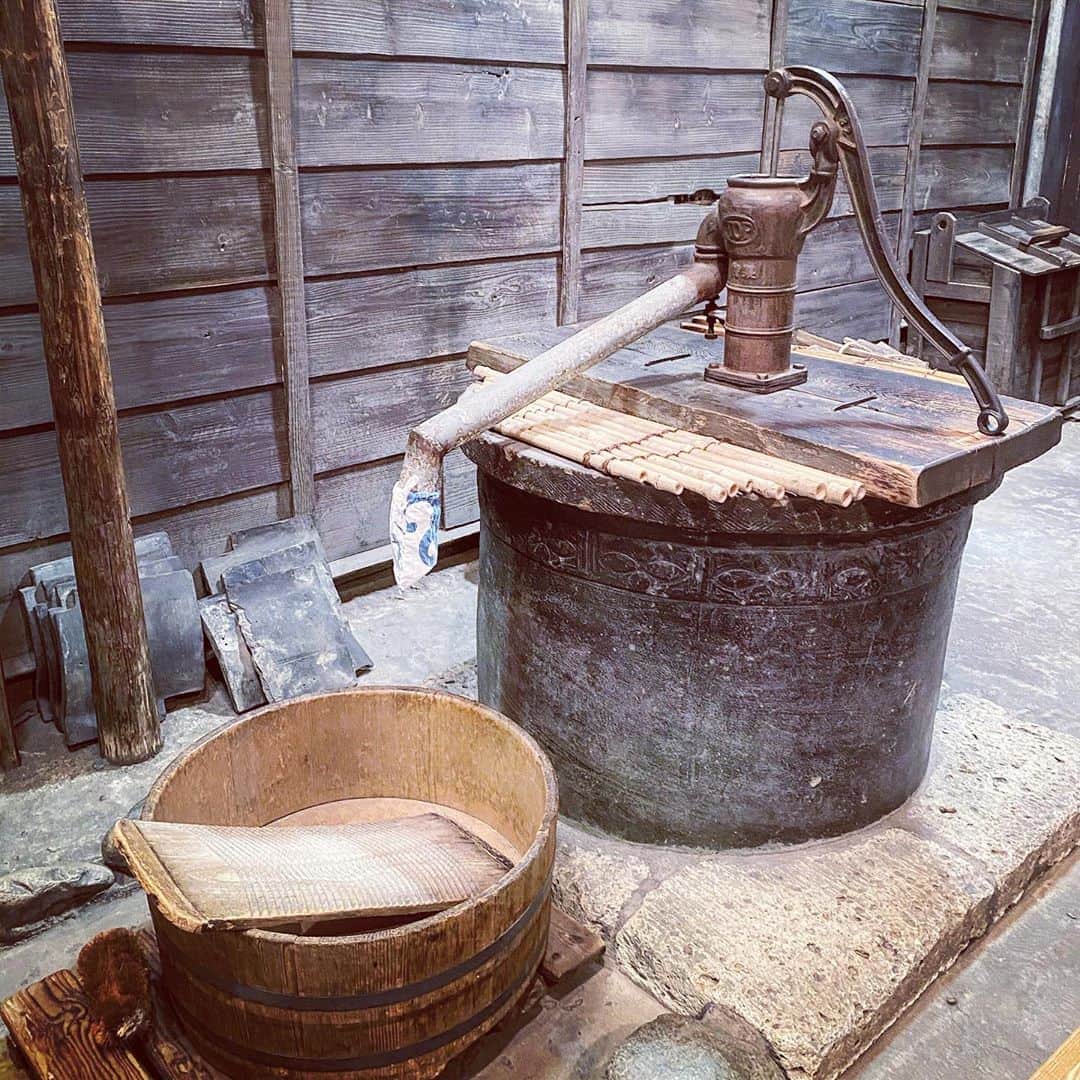 雪嶋桃葉のインスタグラム：「前に資料館行ってきた時の写真です。 とても良い。 この時代のことは漫画とか映像で知らないけど、とても懐かしくて涙が出そうになるのでは何ででしょうか。(もしかしてそういう現象に対して名前とかあるのかな) たまに、現代ではなくてもう少し前の時代に生まれてたらって考えるんです。ドキドキしちゃうんですよね。 パソコンより紙が好きですし、メールより手紙の方が嬉しいかも。なーんて。 無い物ねだりなのかもしれないけど！ 資料館とか美術館とか芸術に触れると湧き出てくる言葉にできない感情に支配される瞬間が私は好きです。っていうお話でした。ちゃんちゃん。 #23時過ぎ投稿だお#おやすみお #資料館#昭和#Art#美術館#美術館巡り#芸術#芸術の秋」