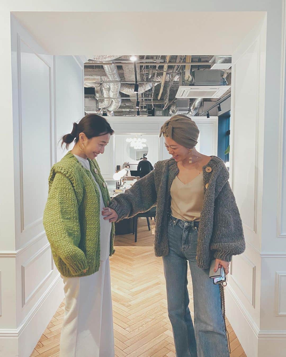 藤田敦子のインスタグラム：「ㅤ たまたま一緒に打ち合わせに出る あんなちゃん @annanagata と @etretokyo の色違いニットだったという偶然🧶💕 ㅤ 大きくなってきたあんなちゃんの愛おしいお腹を ナデナデさせてもらいました❤️❤️ ㅤ この方、自分の写真見て「太ったあああ」 と言ってましたが、実際どこが？ってくらい お腹隠すとわからないくらい変わらないにんぷはん🤰💕 ㅤ #etretokyo #eatplayworks #epwlife」