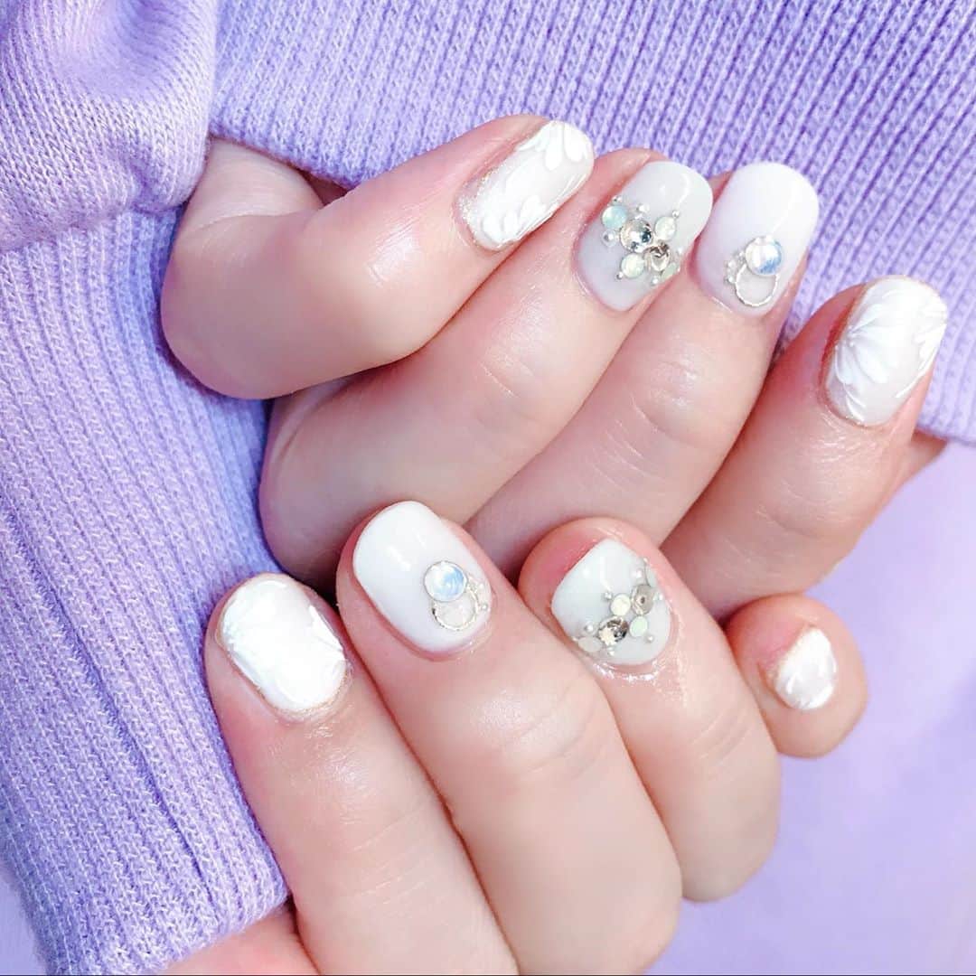 なかやまちえこのインスタグラム：「White✨⠀ ⠀ デザインはお伝え頂いて☺️🙏⠀ #nail #nails #nailart #ネイル #美甲 #ネイルアート  #japanesenailart #manucure #japanesenails #manicurist #gelnails #أظافر #네일아트 #미용 #vẽmóng #ngườiđẹp  #เพ้นท์เล็บ #искусствоногтя #artedeuñas #เพ้นท์เล็บเจล #ジェルネイルデザイン #ネイルデザイン #senikuku #nagelkunst #whitenails #桜咲千依 さん」