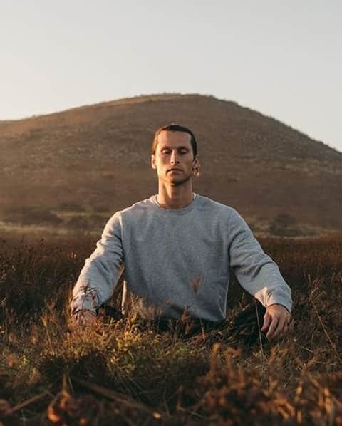 MR PORTERのインスタグラム：「This is your daily reminder to breathe 🌬️ "Self-care", or taking some time for yourself, has never been more necessary, whether that be a short meditation or a stroll around the block. Prioritize yourself. Head to the link in bio for expert tips on injecting some calm into your workout from our #MRPORTERHealthInMind contributor Mr @r_willms」