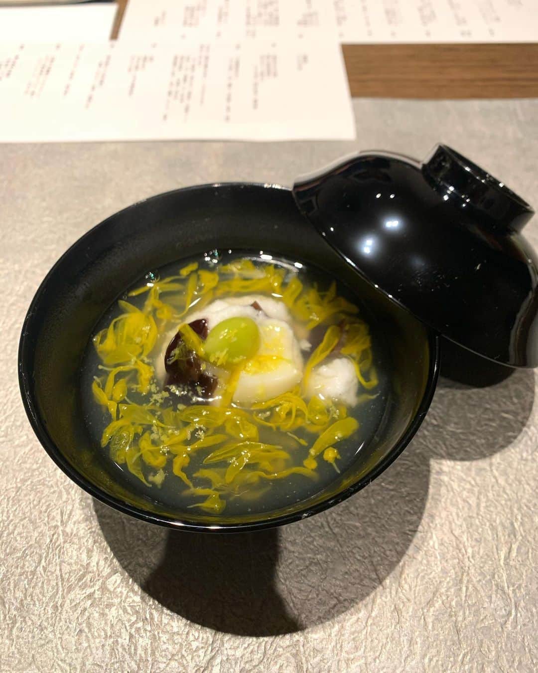 春名亜美さんのインスタグラム写真 - (春名亜美Instagram)「@fufu_kawaguchiko  〜お料理編〜  説明不要。写真のままです。 ため息が出るほど美しくて、唸るほど美味しい。 本っっっ当に来て良かったとお料理を食べて、さらに強く思いました。 (お子様御膳がもはやお子様用のレベルじゃなかった🙄)#写真4枚目  そして、ふふ河口湖のスタッフの皆様の対応、気遣いが本当に丁寧で息子達にも優しく、有り難かったです。  到着してから、旅館を出る最後の最後まで素敵な時間を過ごすことが出来ました🍁  ・ ・ ・ #ふふ河口湖 #河口湖ふふ #fufu #fufukawaguchiko #家族旅行 #familytrip #温泉旅行 #子連れ旅行 #子連れ温泉」11月5日 0時04分 - amiharunaami