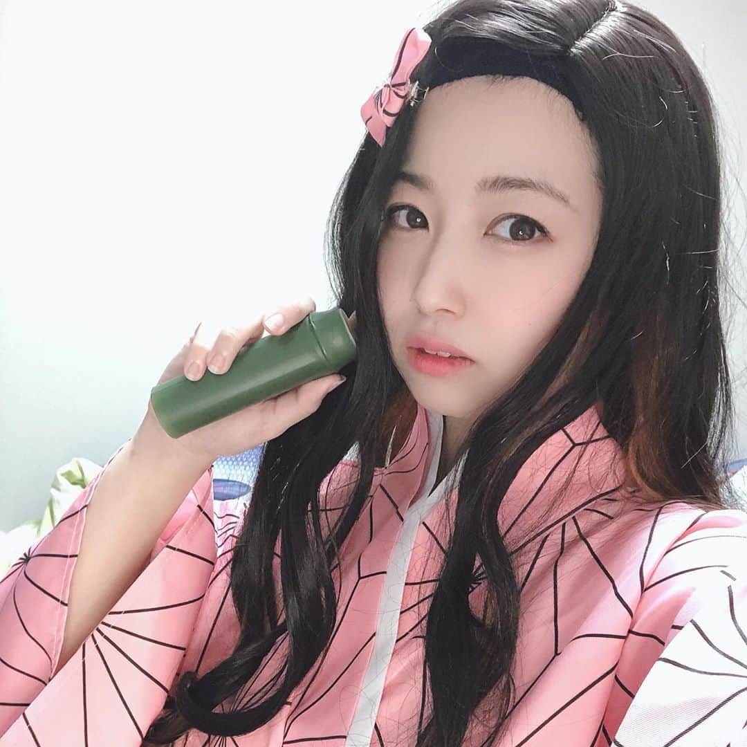 鮭山未菜美のインスタグラム：「初めてハロウィンらしいハロウィンでした🎃👻💕  サウナで禰豆子コスプレアウフグースしたけど一瞬で汗だくボサボサになったからカラコンなしの前撮りを😌(笑)  人生初カラコンは意外と好評だったので、調子に乗っていつかまたやりたいです😌  甘露寺蜜璃、伊黒小芭内、朱紗丸が買ってからまだやってないから近日中にやる！！！！」
