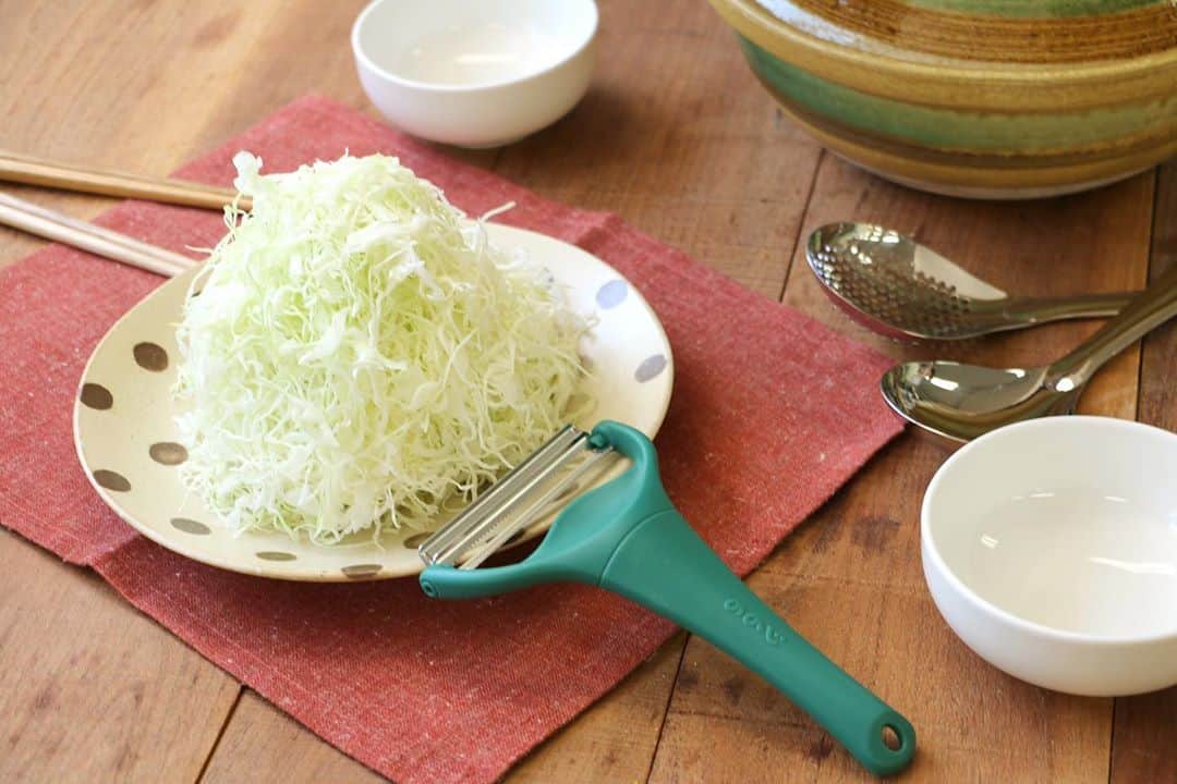 ののじ公式アカウントのインスタグラム：「先ほど、#家事ヤロウ さんにて、#浜名ランチ さんご使用により取り上げていただきました #キャベピィMAX ✨ ありがとうございます☺️💐 二枚刃によって、キャベツの千切りが2倍速でできる今までにないピーラーとなっております💡 発売したばかりですが、すでに大人気の商品となっております😉❣️ そのままはもちろん、鍋やしゃぶしゃぶなどにもとっても合う大量の千切りキャベツがすぐに作れます💡これからの時期にぴったりです😉 . . #ピーラー　#ののじ　#peeler #キャベツ　#cabbage  #料理好きな人と繋がりたい #cookingram #調理器具 #便利グッズ  #鍋　#しゃぶしゃぶ #ポトフ　#スープ　#soup  #2枚刃  #二枚刃  #キャベピィMAX  #時短 千切りキャベツ #キャベツの千切り」