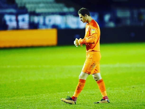 アスミル・ベゴヴィッチさんのインスタグラム写真 - (アスミル・ベゴヴィッチInstagram)「Time to start another unbeaten run @officialafcb @ab1gk 🧤🆎🍒⚽️」11月5日 0時12分 - asmir1