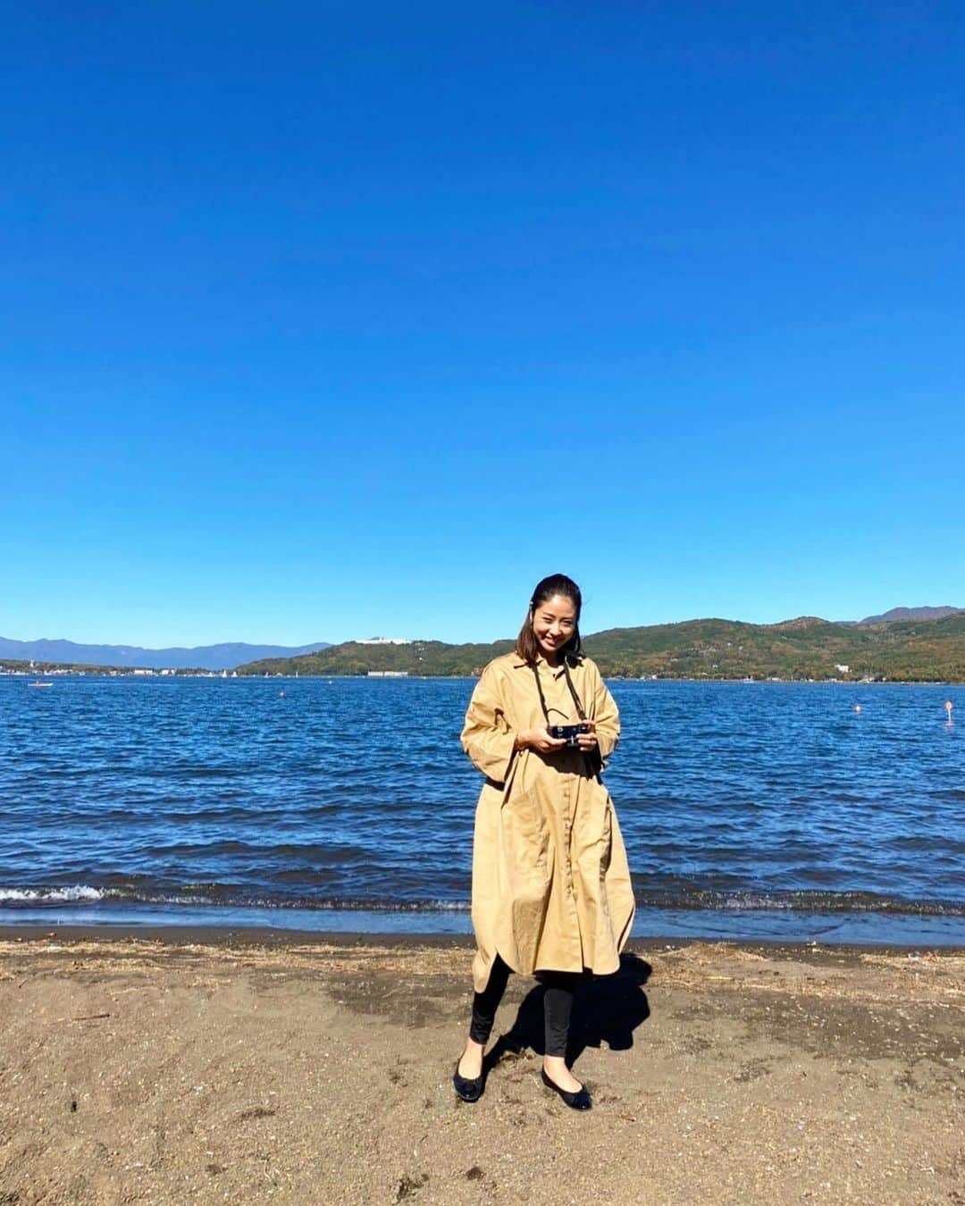 片山麻紀子さんのインスタグラム写真 - (片山麻紀子Instagram)「. ２w前の写真。笑﻿ ﻿ そういえばカメラは﻿ 皆さんにたくさん教えてもらって﻿ sonyのa6100にしました🥺﻿ ﻿  ブレない、撮りやすい、連写最高、Wi-Fiすいすい すごくいい！﻿ ﻿ （しょうもない感想しかないけれど本当に気に入っています）﻿ ﻿ ありがとうございました❤️❤️❤️﻿ ﻿ ﻿ ﻿ なかよしご近所3家族で山中湖へ﻿ ﻿ 前の日は乗馬﻿ 2日目は湖で白鳥を見て﻿ すごく広い公園へ﻿ ﻿ なんだか大人になればなるほど﻿ 自然を求めている。。﻿ ﻿ 今週末もお馬さんに会いにいこうっ﻿ ﻿ ﻿ ﻿ @cielair のワンピースは﻿ オーバーサイズでかわいいし動きやすくて﻿ アクティブ旅行に大正解でした！﻿ ﻿ ﻿ #cielair  #シエルエアー  #sony #sonya6100 ﻿」11月5日 0時23分 - akiko810k