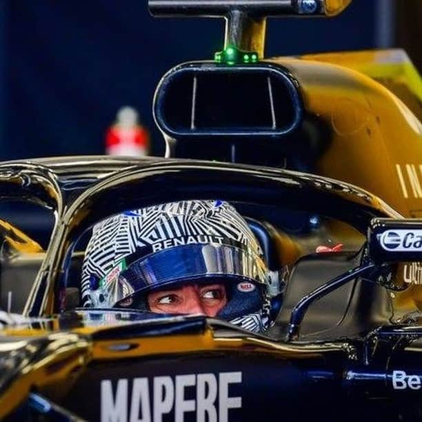 F1さんのインスタグラム写真 - (F1Instagram)「We've seen this guy somewhere before 👀🤔  Fernando Alonso is driving the Renault R.S.18 in Bahrain. Hands up if you can't wait to see him back on the grid 🔜  📸 @renaultf1team   #F1 #Formula1 #Motorsports @fernandoalo_oficial」11月5日 0時24分 - f1