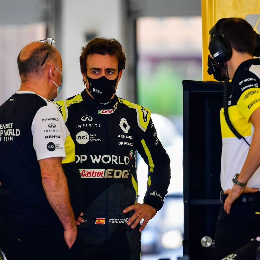 F1さんのインスタグラム写真 - (F1Instagram)「We've seen this guy somewhere before 👀🤔  Fernando Alonso is driving the Renault R.S.18 in Bahrain. Hands up if you can't wait to see him back on the grid 🔜  📸 @renaultf1team   #F1 #Formula1 #Motorsports @fernandoalo_oficial」11月5日 0時24分 - f1