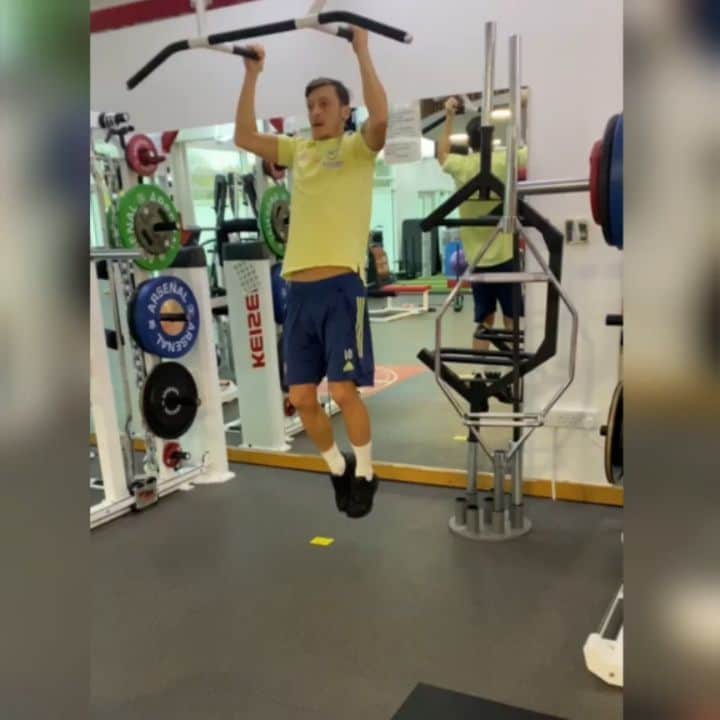 メスト・エジルのインスタグラム：「Stay dedicated. #gymsession #M1Ö」