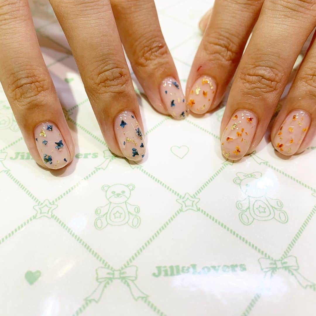 mamijinguのインスタグラム：「押し花リバイバル💐  #jillandlovers #nail #nailart #paragel #gelneil#gel #ネイル #ネイルアート #me #look #love #かわいい」