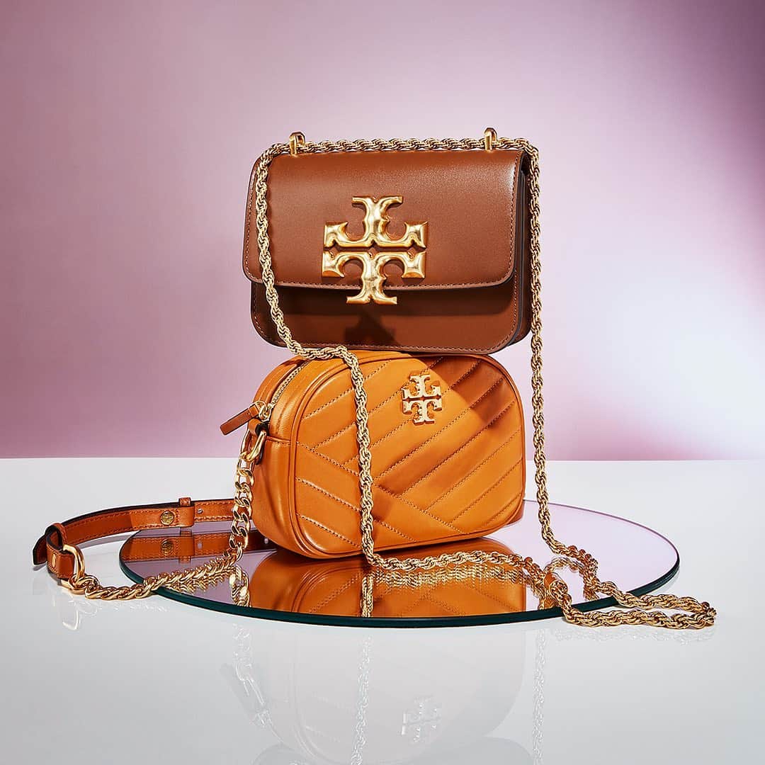 Saks Fifth Avenueのインスタグラム：「HANDBAG HEROES: We're seeing double (in the best possible way) with @toryburch’s autumnal-hued crossbody bags. #SaksStyle」