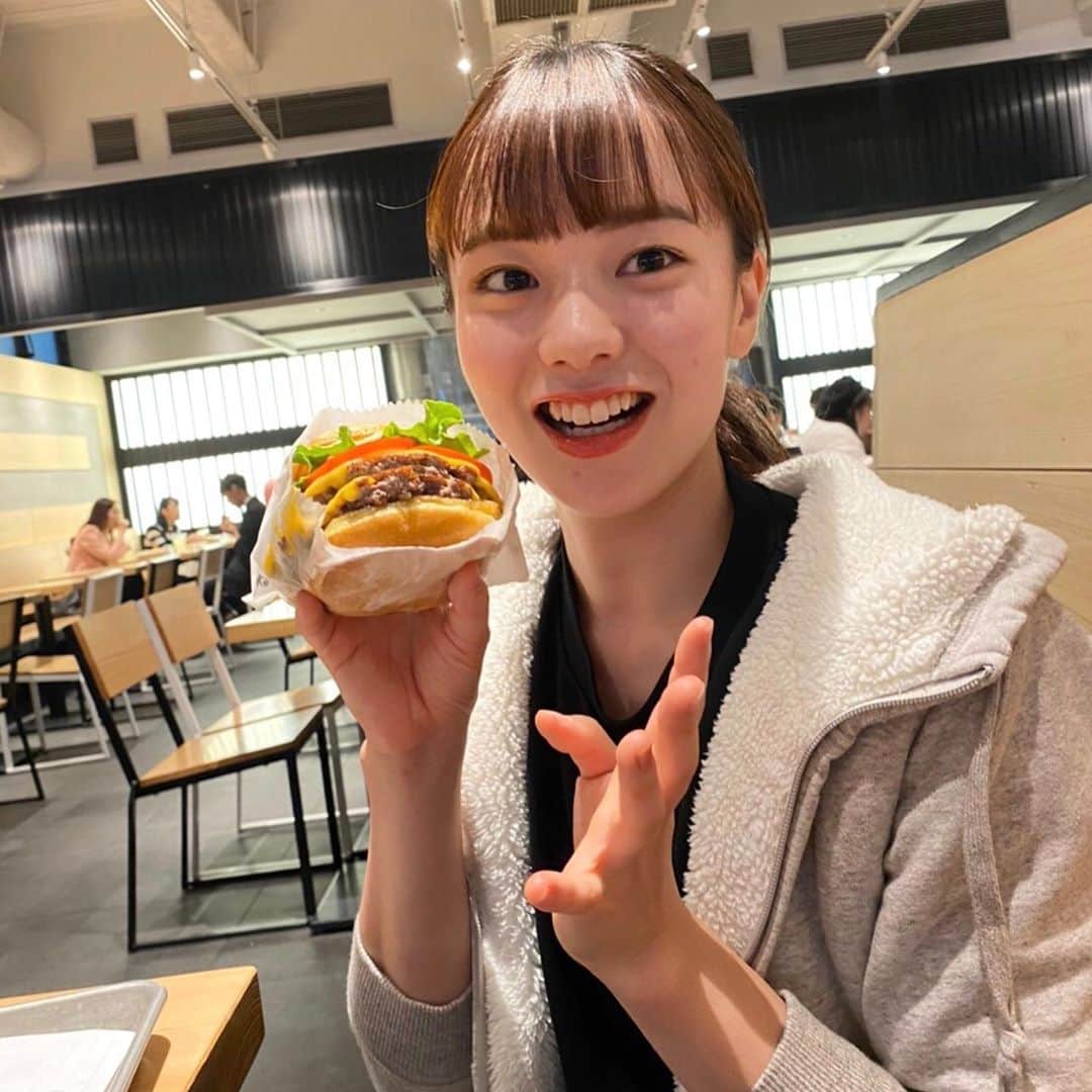 山田千加のインスタグラム：「今日も1日お疲れさまです🍀  昨日練習終わりに食べたハンバーガー🍔 小さめなのに意外とボリューミーで肉汁たっぷり♪ 最高でしたぁぁ🤤✨  時間が経つと上がってくる前髪〜 自分で切って失敗しました(笑)  早く伸びてくれますように🙏🏻🥺  日付変わったので投票よろしくお願いします😽  おやすみなさい(っ﹏-) .｡o  #ミスキャンパス同志社2020 #ミスキャンパス同志社 #ミス同志社 #ミスコン #ミスキャン #ハンバーガー」