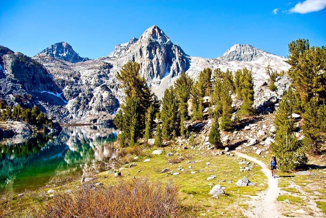 Lonely Planetのインスタグラム：「🤩Rub your eyes and make sure it’s real – a 360-degree view from atop the highest peak in the continental US across a sea of granite and snow capped peaks. Nothing out there is quite like the John Muir Trail.   🏔️Want to find out what it takes to complete this world-famous trail of over 46,000 feet of elevation change, six high-elevation mountain passes and three national parks? Tap the link in our bio.」