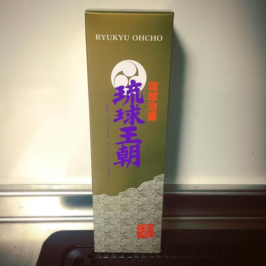 大岡源一郎のインスタグラム：「あゆちゃんありがとう。 父ちゃんと今日全部飲んぢゃった。 . #泡盛は来る」