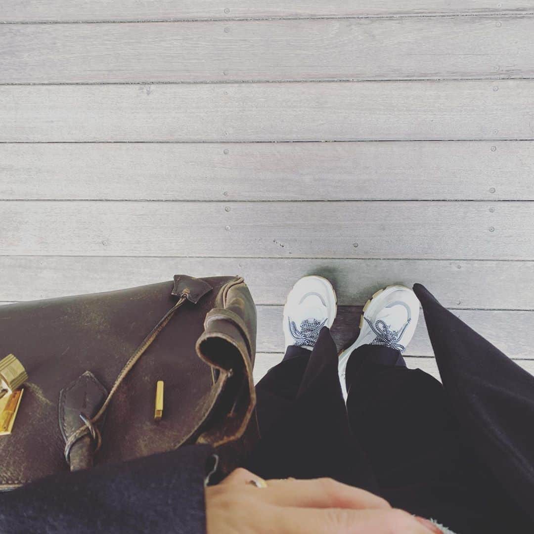 mamijinguのインスタグラム：「ここ最近の服はほぼ黒と白🖤🤍  先日眉毛のパーマandワックスをミックスしてやるブロウラミネーションって言うのをやったんだけどこれはさいっこうに眉毛が綺麗になるしただ整えるだけじゃなくて眉毛を立ち上がらせてから整えるからほんと外国人眉毛って感じの立ち上がり眉毛になって眉マスカラ要らずだしほぼ書かなくてもほんとに美しくなったから超絶今のイチオシおすすめ美容⭐️ 私は少しかぶれやすいから2日位痒かったけどこの美しさとの引換なら我慢しますって感じ位のオススメです💖 私は恵比寿店に行ってるよ❣️ @waxyyy.tokyo   #jillandlovers #nail #nailart #paragel #gelneil#gel #ネイル #ネイルアート #me #look #love #かわいい」