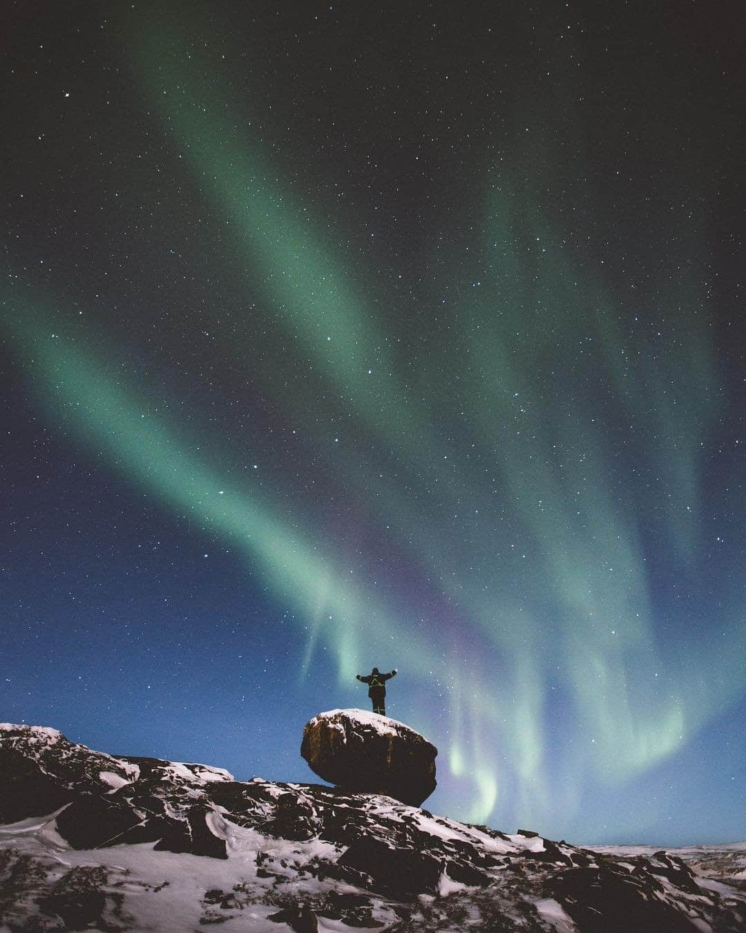 Explore Canadaのインスタグラム：「Did you know that cold temperatures, minimal wind and clear skies make for optimal conditions for viewing the Northern Lights? It just so happens that Nunavut experiences these conditions frequently! Are the Northern Lights on your bucket list? #ExploreCanada #CanadaNice⁠ ⁠ *Know before you go! Check the most up-to-date travel restrictions and border closures before planning your trip and if you're travelling in Canada, download the COVID Alert app to your mobile device.*⁠ ⁠ 📷: @codykehoe⁠ 📍: @destinationnunavut⁠ ⁠ #SpiritOfTheArctic⁠」