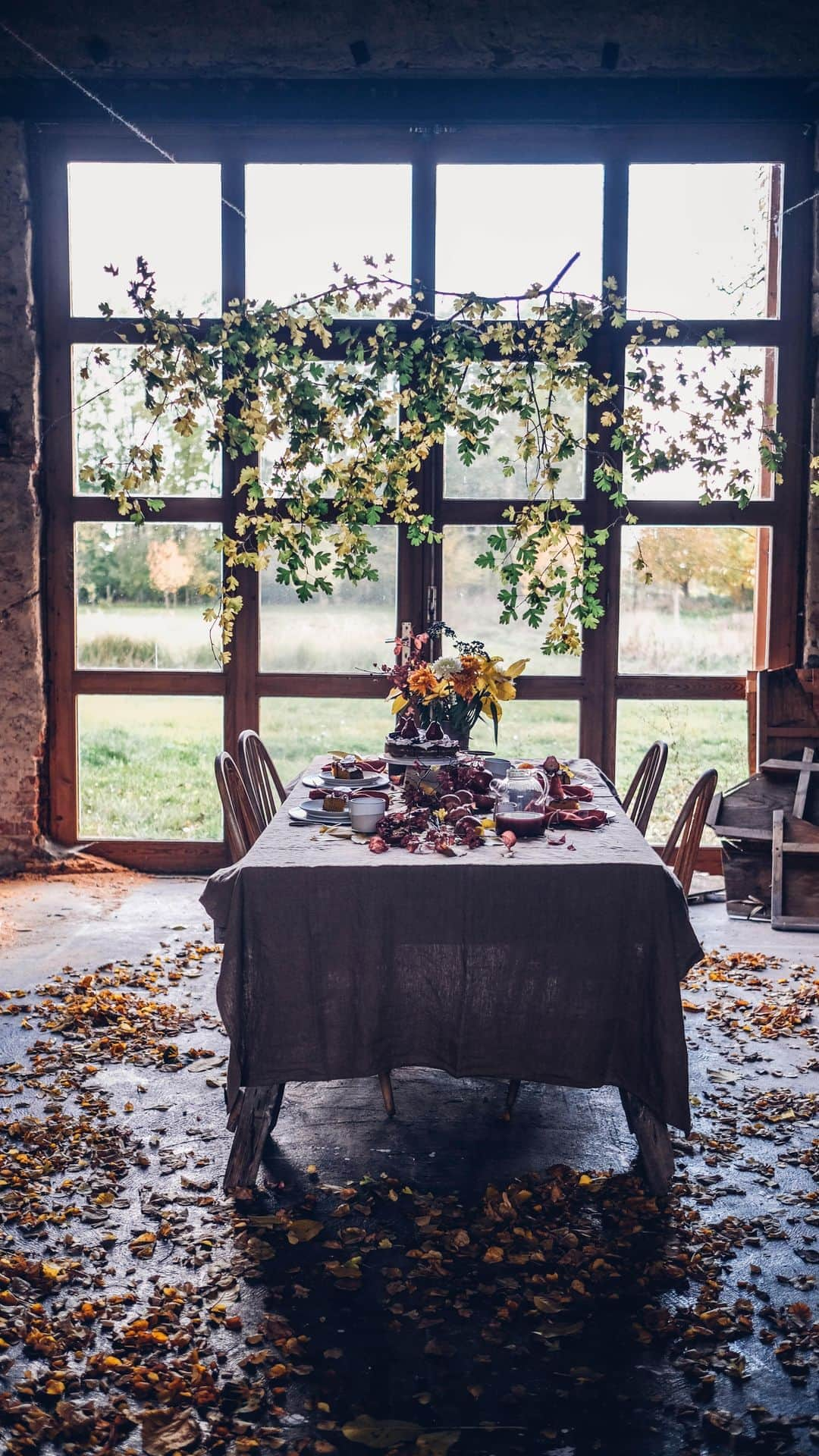 Our Food Storiesのインスタグラム：「A little video from our latest photoshooting ✨ Will share the recipe for this delicious gluten-free pumpkin cake with poached pears with you guys on the blog soon. #ourfoodstories ____ #tablesetting #tabledecor #foodstylist #foodstyling #foodphotography #foodphotographer #germanfoodblogger #momentslikethese #verilymoment #fellowmag #autumnvibes #gatheringslikethese #table」