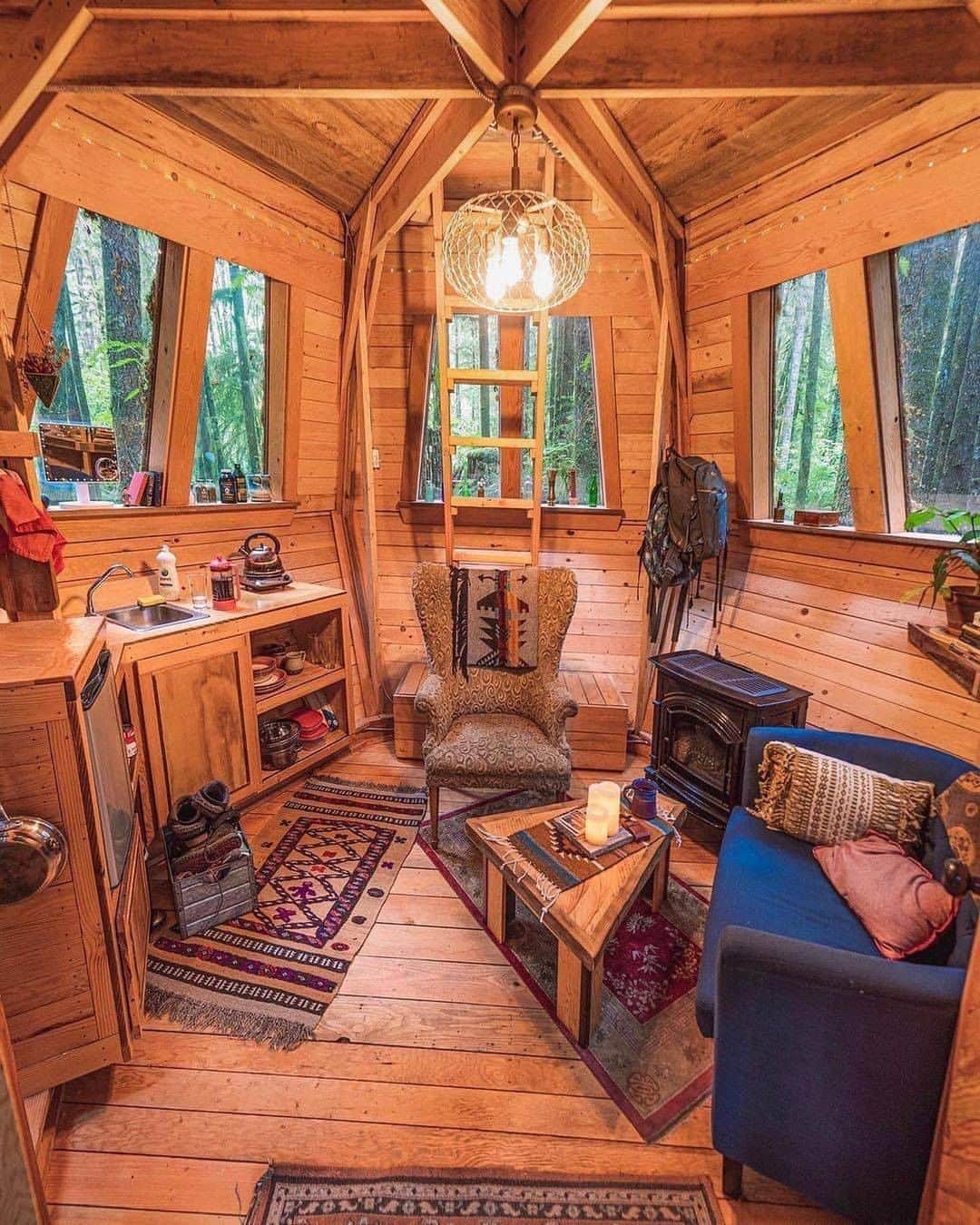 Discover Earthさんのインスタグラム写真 - (Discover EarthInstagram)「This looks really cosy! Who would love to stay there? ✋  🌲 #discoverthewoods  with @everchanginghorizon   . . . .  #nature  #forest  #trees  #woodland  #wood  #wilderness  #treeporn  #tree  #bushcraft  #hike  #trail  #cabin  #woods  #cabinlife  #tinyhouse  #cabininthewoods  #loghome  #cabinporn  #offgrid  #treehouse  #farmhouse  #intothewild」11月5日 1時00分 - discoverearth