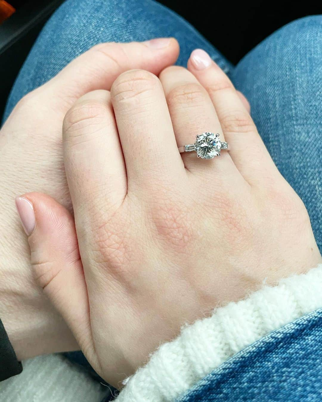 アッラ・ロボダさんのインスタグラム写真 - (アッラ・ロボダInstagram)「«Да!» ☺️💍❤️」11月5日 1時04分 - aaloboda