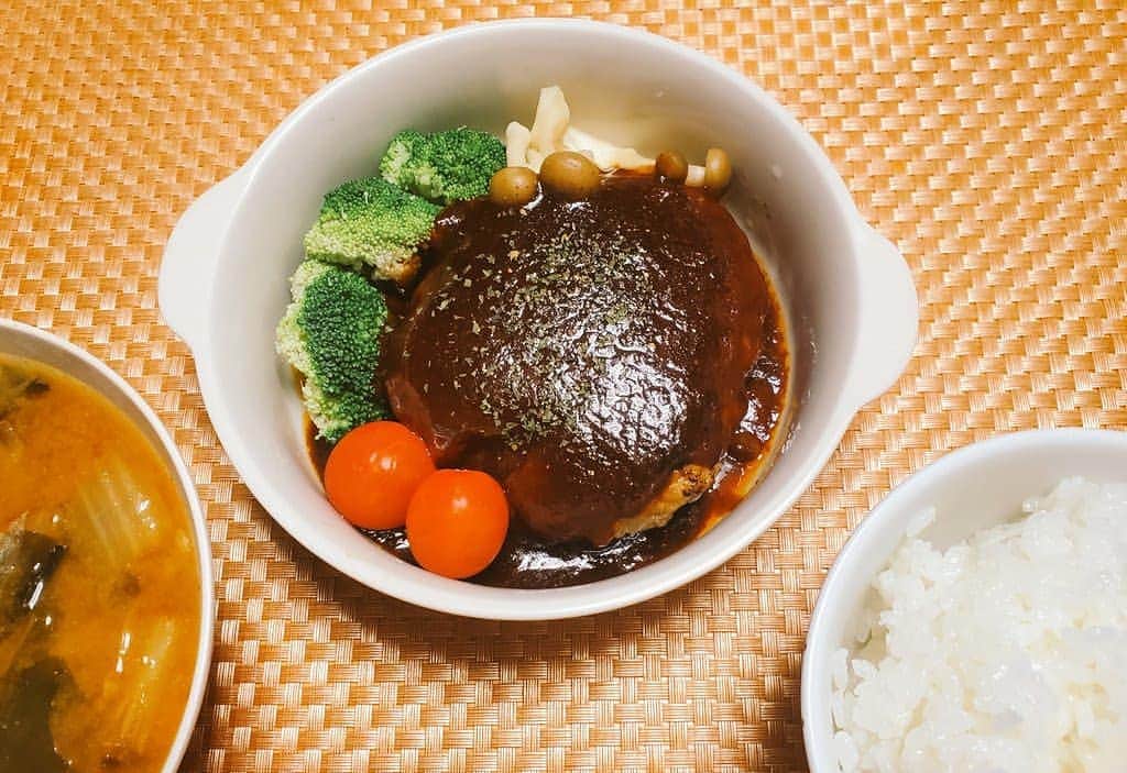 塩原康孝のインスタグラム：「10/4 夜ハンバーグ 朝昼生姜ギョウザとだし巻き玉子  #料理記録  #料理男子」
