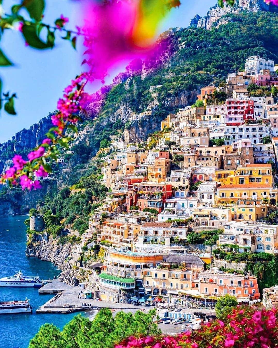 BEAUTIFUL DESTINATIONSさんのインスタグラム写真 - (BEAUTIFUL DESTINATIONSInstagram)「Summer state of mind. ☀️ The Amalfi Coast is a stretch of coastline on the northern coast of the Salerno Gulf located in southern Italy. Multi-colored houses, sublime beaches, and jaw-dropping scenery are just some of the sights you can expect in this charming locale. 🌈  Any recommendations going around this romantic coast? Swipe to see its beauty!  📸 @pinkines 📍 Amalfi Coast, Italy」11月5日 1時12分 - beautifuldestinations