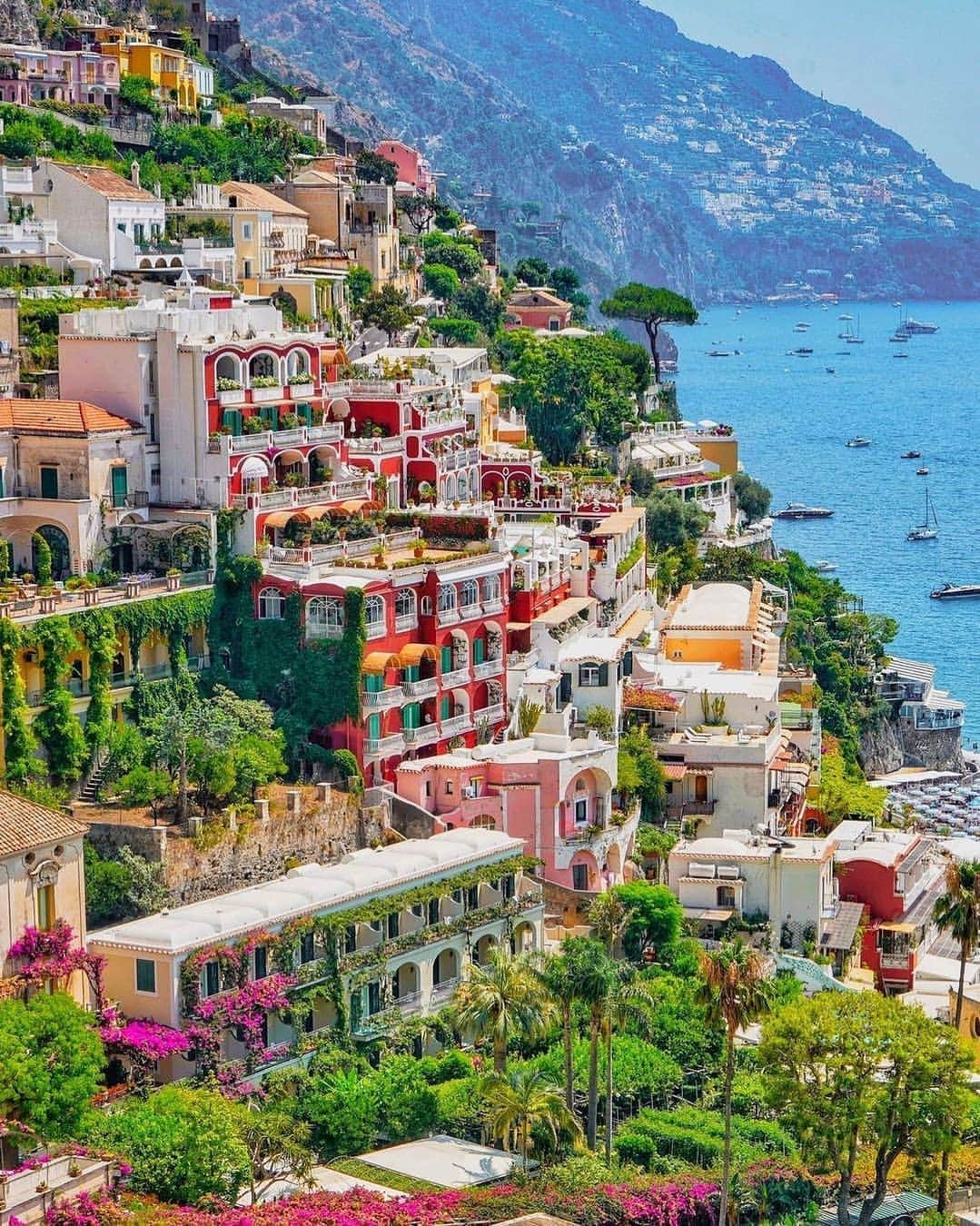 BEAUTIFUL DESTINATIONSさんのインスタグラム写真 - (BEAUTIFUL DESTINATIONSInstagram)「Summer state of mind. ☀️ The Amalfi Coast is a stretch of coastline on the northern coast of the Salerno Gulf located in southern Italy. Multi-colored houses, sublime beaches, and jaw-dropping scenery are just some of the sights you can expect in this charming locale. 🌈  Any recommendations going around this romantic coast? Swipe to see its beauty!  📸 @pinkines 📍 Amalfi Coast, Italy」11月5日 1時12分 - beautifuldestinations