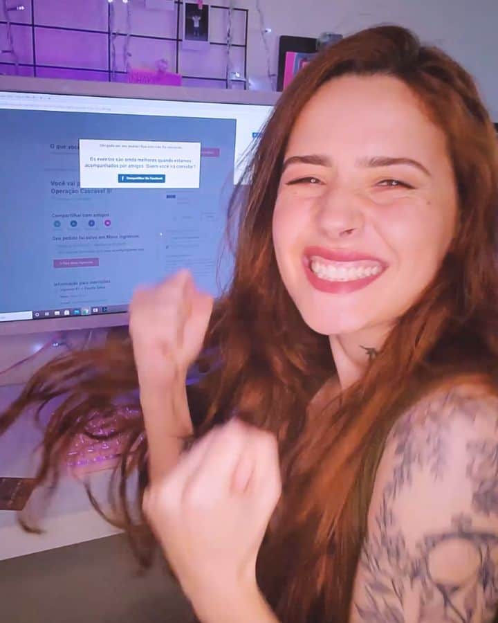 Anna Vargasのインスタグラム：「Eu já tinha me conformado que não ia ter como ir pra nenhuma operação de airsoft fora daqui esse ano... Mas aí surgiu uma oportunidade, carona, amigos e afins... E agora é oficial: ESTAREI PRESENTE NA OPERAÇÃO CASCAVEL 5! Uhuuulll!!!🤘🏻🍻✨   @thais_goes_df , meu comando, pode passar a missão que eu tô às ordens!👊🏻😁 Quem vamos??? Diz aí se a gente vai se encontrar lá e se você vai querer um patch meu pra guardar de lembrança! 🥰 E pra quem tá na dúvida ainda, CORRE MEU FILHO!!! As vagas estão no fim!!! . A Operação Cascavel é organizada pela @fabebsb e esse ano acontecerá  do dia 20 ao dia 22 de novembro em Caldas Novas/GO. Mais informações pelo site: cascavel.fabedf.com.br . Parceiros: LOJA: @store_airsoft Use o cupom MYST para ganhar 5%OFF . EQUIPAMENTOS TÁTICOS: @511tacticalbrasil . MUNIÇÃO: @spartanairsoftmunition . TREINAMENTOS TÁTICOS: @fhtreinamentosespeciais . MIRAS: @mundomira . PATCHES BORDADOS: @1ciadistintivosoficial . SITES: @sitevipinternet . CAMISETAS: @teamsix.brasil . #airsoft #airsoftbrasil #milsim #airsoftgirl #tactical #tacticool #military #airsoftcommunity #girlsandguns #operacaocascavel #fabedf #quantumdefense」
