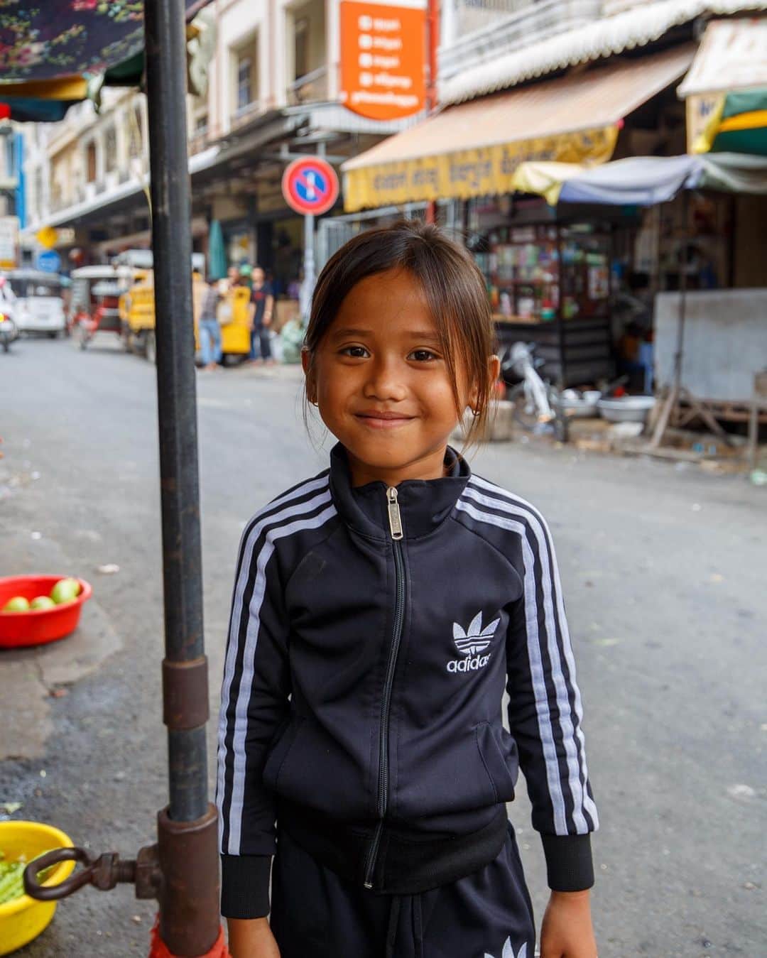 Shunsuke Miyatakeのインスタグラム：「Election is still going on in 🇺🇸  Trump or Biden,  Everyday life would still go on.  A girl stands at the side of the road,  looking after the vegetable stand.  Phnom Penh, Cambodia」