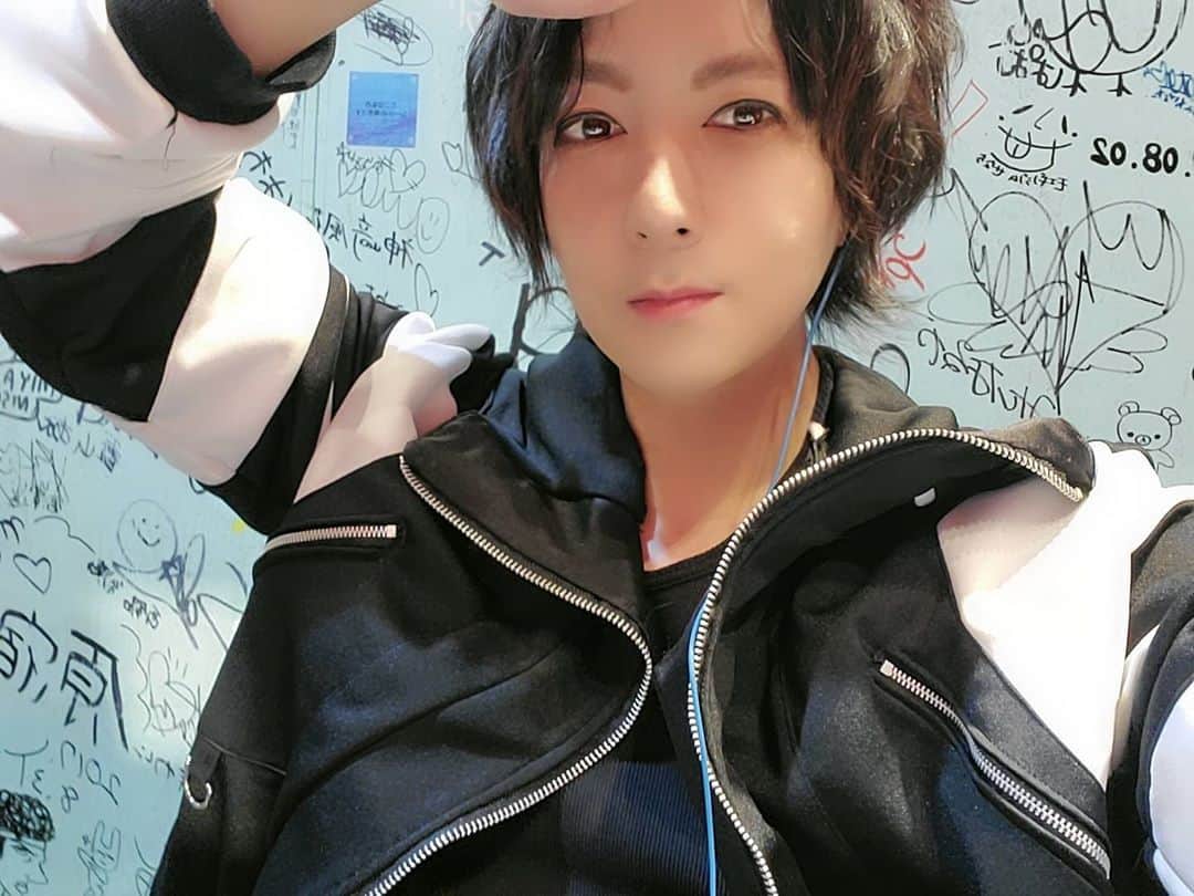 塩原康孝のインスタグラム：「ヴィレバン今日もありがとうございました🙇」