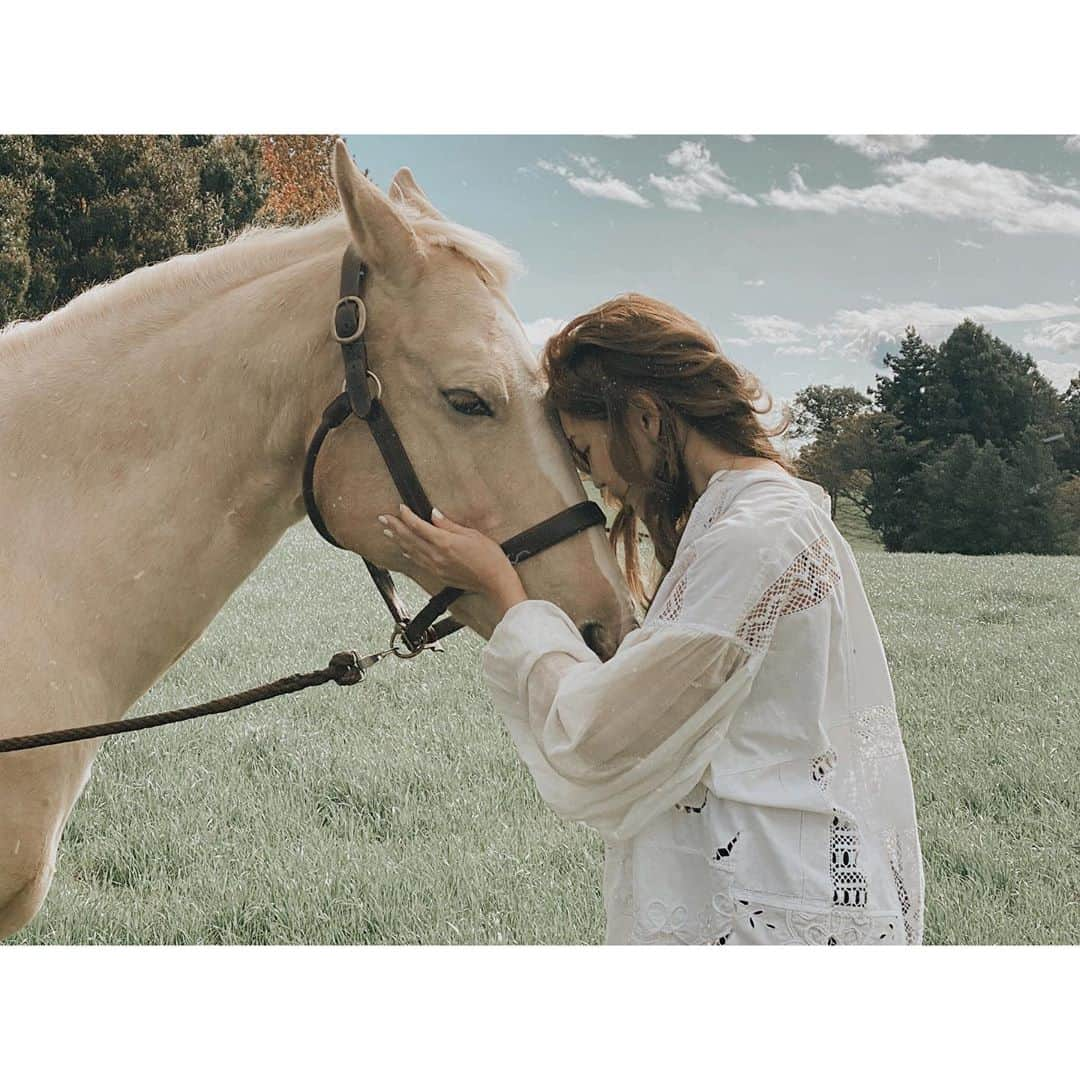 紗栄子さんのインスタグラム写真 - (紗栄子Instagram)「今日は新しい出逢いや、びっくりするような出来事が起きた1日でした🌿 今朝起きた時には想像が出来なかった今日の出来事🌼  ご縁に感謝。  そして夜には久しぶりに友達との長電話🌙✴︎ 聞き役に徹しがちな私が久しぶりに自分の話を聞いてもらった🌼 楽しいことやしんどいと思っていることを、ただただシェアし合うってこともしばらくしていなかったな😌🌙✴︎  Feel relieved after letting out.🌿  自然と寄り添って、歌うように生きていきたいと改めて感じた日🧚‍♀️✨  また明日も頑張ろ😊🥕✨ おやすみなさい🐴🌙✨ @nasufarmvillage」11月5日 1時24分 - saekoofficial