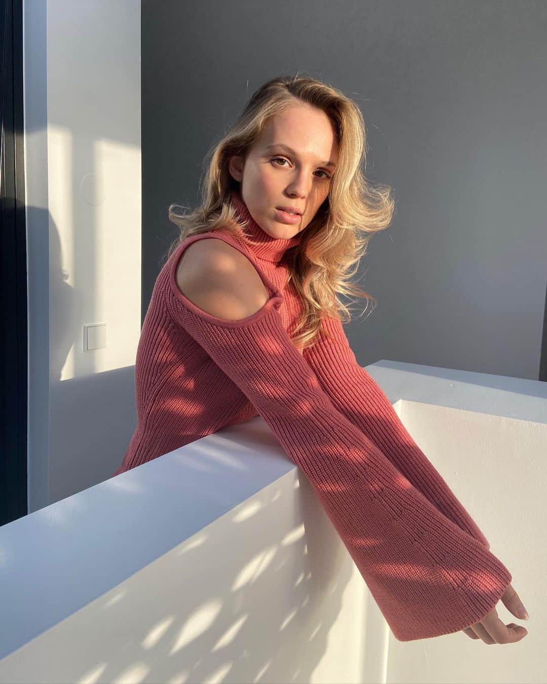 キラ・ウィノナのインスタグラム：「Getting those 10 min of sun a day 🌞 Dress by @elisabettafranchi [Ad]」
