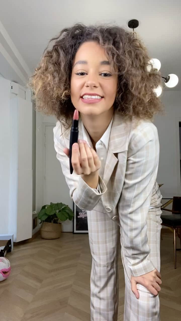 のインスタグラム：「CONCOURS TERMINÉ ✅ Les 2 gagnants ont été contactés en MP! Quand @lenamahfouf accorde ses looks aux lipsticks #RougeArtist de @makeupforever, on est fans 😍🤩 Pour vous gâter, avec @makeupforever on vous fait gagner 2 coffrets EXCEPTIONNELS avec TOUTE la collection Rouge Artist 😱  Pour participer : 👍🏻 Suivre @sephorafrance & liker ce post 🌟 Mentionner autant d’ami.e.s que vous le souhaitez en commentaires. Plus vous commentez, plus vous augmentez vos chances !  Fin du concours le 8/11. Les gagnants seront contactés en MP la semaine prochaine. Bonne chance!  #SephoraFrance #MakeUpForEver」