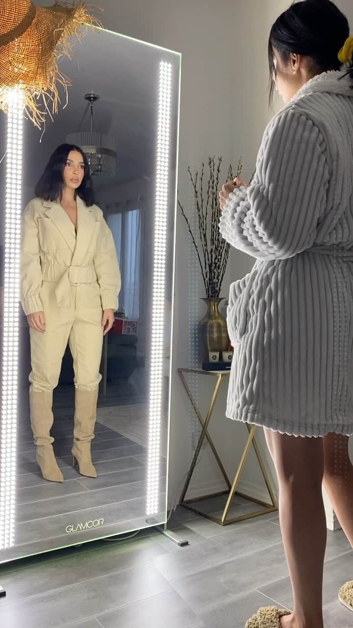 sananasのインスタグラム：「Can’t choose ... 😜Si seulement on pouvait choisir nos fringues comme ça 😫 Qui veut ce miroir magique ?   LOOK 1# Top @boohoofr  Pantalon @boohoofr  Bottes @zara   LOOK 2# Veste @kiabi_official  Pull @hm  Jeans @prettylittlething  Bottes @balmain   LOOK 3# Ensemble @zara  Bottes @zara   LOOK 4# Pull @zara  Ceinture @fendi  Short @boohoofr  Boots @boohoofr   LOOK 5# Veste @zara  Body @zara  Pantalon @hm  Bottines @chanel」