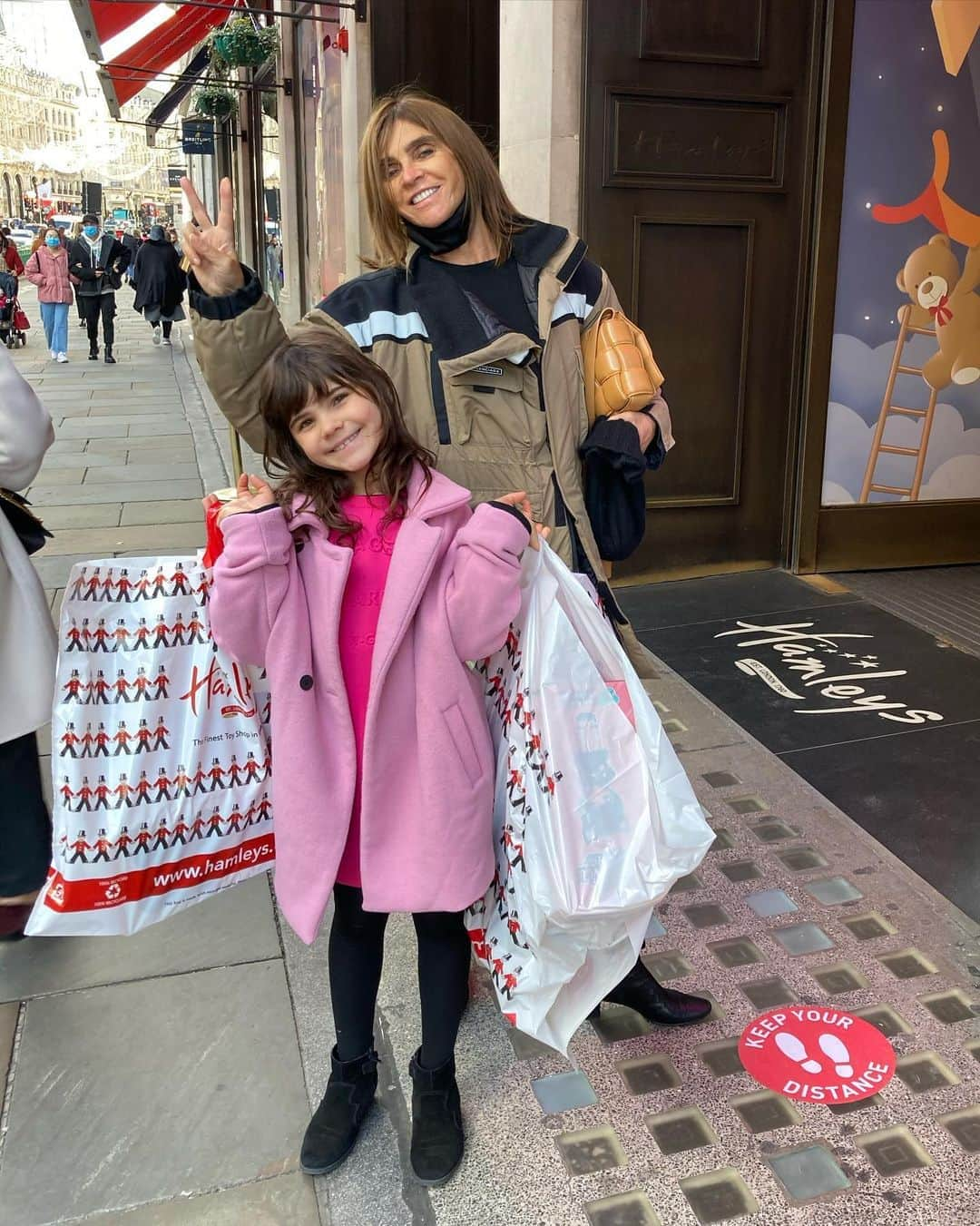 カリーヌ・ロワトフェルドさんのインスタグラム写真 - (カリーヌ・ロワトフェルドInstagram)「Went early Christmas shopping with Romy in London ⭐️ Surprised her after 9 months without seeing each other. Family first ❤️」11月5日 1時41分 - carineroitfeld