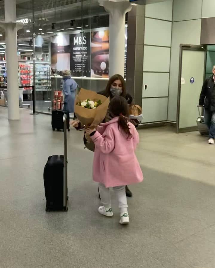 のインスタグラム：「Went early Christmas shopping with Romy in London ⭐️ Surprised her after 9 months without seeing each other. Family first ❤️」