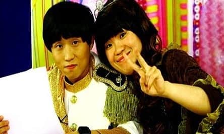 パク・ソングァンのインスタグラム：「나의 동기이자  개그 콤비이자 늘 한세트였던 지선아 내일이면 정말 지선이와 마지막 인사하는 날이네  누구보다 널 많이 지켜봤음에도 다 알지못하고 다 느껴주지못해서 너무 미안하고  지금 이 상황이 비통하고 한없이 마음이 무너져내린다   일상 곳곳에서 또 네가 생각나겠지만, 그때마다 지금 사진 처럼 환히웃는 얼굴로 널 기억할게., 그게 네가 가장 기억되고 싶은  모습일것이고,  이렇게 환한 웃음을 가진 아이가 진짜 멋쟁이 희극인 박지선이니까.  내 이름 옆에 항상 연관검색어이던 지선아 오늘따라 네 귀하고 씩씩했던 삶이 .. 많은 사람들에게 희망이고 빛이됐던 그 말들이 정말 너무나도 그리운 날이다.. 너의 선한 영향력 정말 오래오래 기억할게..  그곳에선 더이상 아프지말고 먹고 싶은 거 마음대로 먹고 외출도 마음껏 하고 좋아하는 강아지도 꼬옥 안고자고 나중에 ..만나서 우리 같이 또 개그하자  벌써 너무 보고싶은 지선아  어머님과 함께 편안히 쉬렴.」