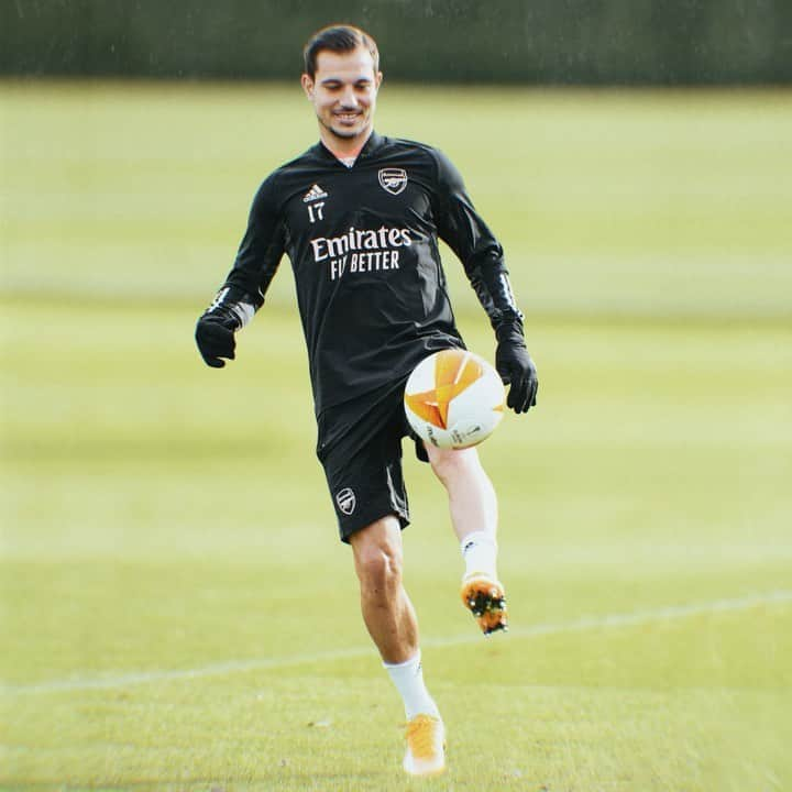 セドリック・ソアレスのインスタグラム：「Focused on the task ⚔️👀 We've got our sights set on another Europa League win 💪🔴⚽ #Arsenal #EuropaLeague #UEL #Training #TeamWork #Work #Happiness #Passion #Gunners #COYG」