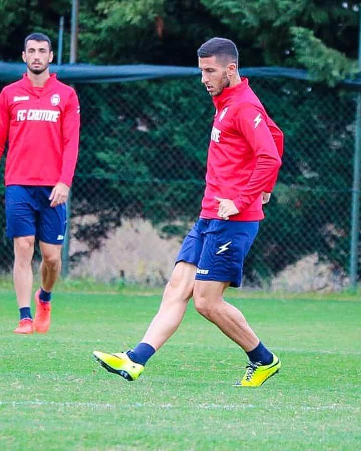 ルカ・マッローネのインスタグラム：「🍋 ⁣ ⁣ #Crotone 🔵🔴🦈⁣ #Marrone39」