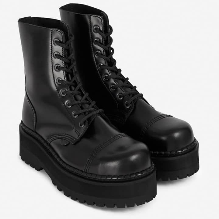 アンダーグラウンドのインスタグラム：「The Original Steel Cap Collection. Built around an OG British Army boot these are as authentic combat boots as you might find. From the 8 eye Stormer Boot shown here to the towering 30 eyelet Para Boot, each pair is handmade in a family owned factory to preserve the authenticity and support sensible and sustainable manufacture.⁠ ⁠ ⁠ #UndergroundEngland #UndergroundShoes #Underground #SteelToe #SteelToeBoots #LaceUpBoots #algender  #militaryboots #grungeboots #Steelcapboots #steelcaps #combatboots #grungeboots  #leatherboots」