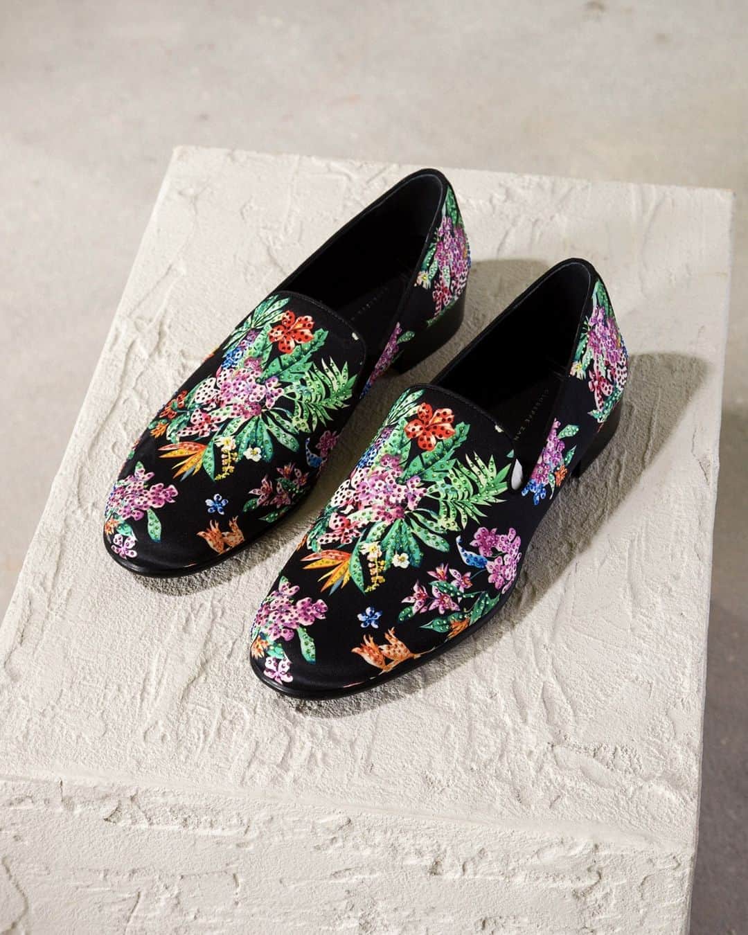 Giuseppe Zanotti Designさんのインスタグラム写真 - (Giuseppe Zanotti DesignInstagram)「Not your garden variety. With colorful, bold floral embroidery, the IBISCO is one of the new #GiuseppeZanotti loafers, exclusively part of the #GZSS21 collection.」11月5日 2時01分 - giuseppezanotti