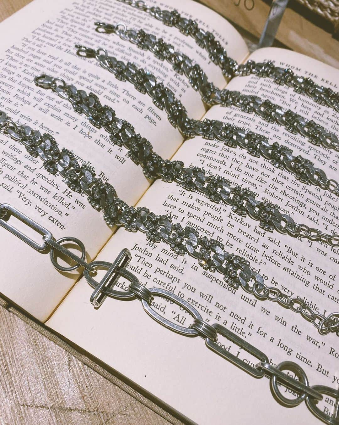 ダニジョーのインスタグラム：「Bookmark bling 🗝 Build the perfect arm party and shop all the NEW silver at link in bio ⛓」
