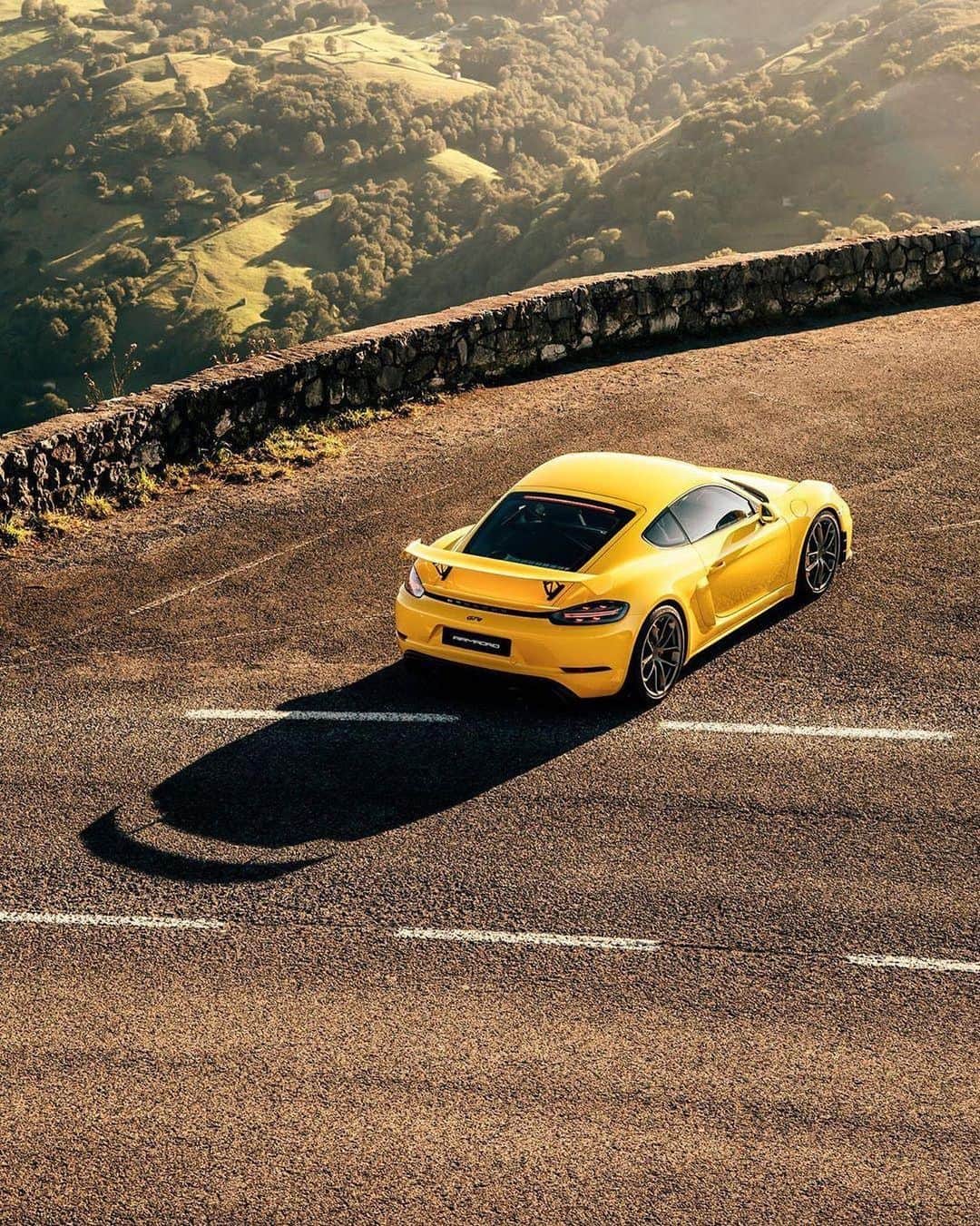 Porscheさんのインスタグラム写真 - (PorscheInstagram)「A figure that's never afraid of its own shadow.  (📸@airmadrid) #Porsche #PorscheMoment  __ 718 Cayman GT4: Fuel consumption combined: 10,9 - 10,2 l/100 km; CO2 emissions combined: 249 - 232 g/km I https://porsche.click/DAT-Leitfaden I Status: 11/2020」11月5日 1時57分 - porsche