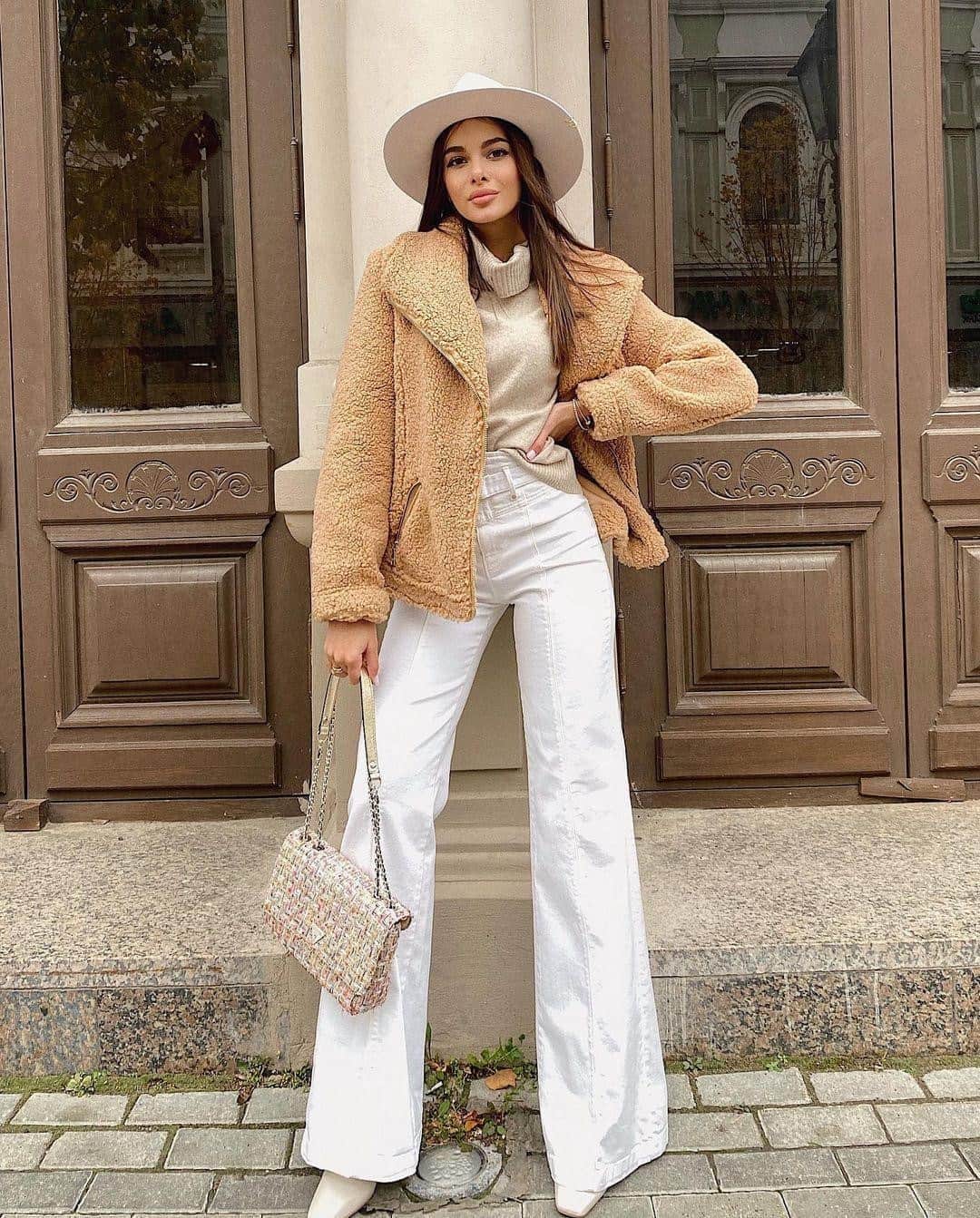 ゲスのインスタグラム：「cue coat season 🧥✨ @sogoyasha giving us all the cozy chic style inspo #LoveGUESS」