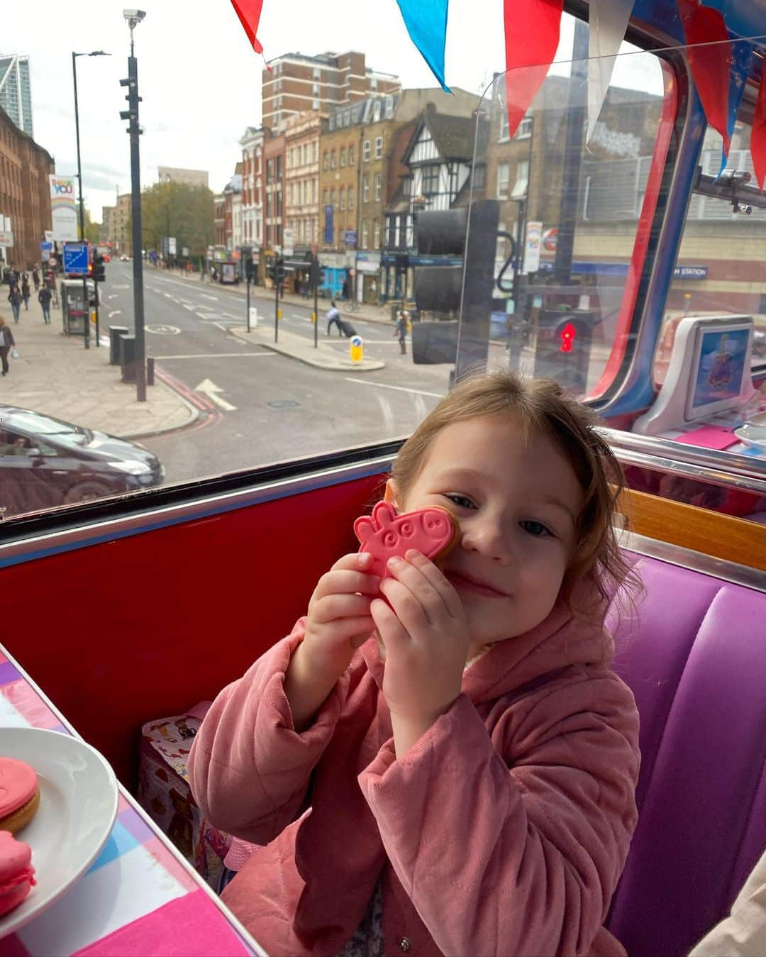 サム・フェアーズさんのインスタグラム写真 - (サム・フェアーズInstagram)「Yesterday was the cutest 💕 Last day out and about for a while so I wanted to make it special for Rosie ☕️🍰 (Paul still gets to see his friends everyday at school ☺️) @brigitsbakery @officialpeppa  #peppasafternoontea I believe they’re back open next month, 100% recommend. It was something different, fun, factual & the service was 👌💕 #makinglondonsmile」11月5日 2時11分 - samanthafaiers