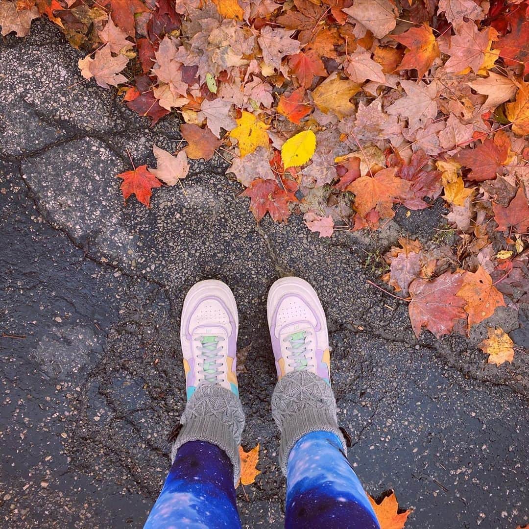 サイモンとマルティナのインスタグラム：「Just a friendly suggestion that today might be a super good day to turn off the TV and unplug from the internet. You need to recharge your battery with some positive experiences. Maybe you can go for a stroll. Take a few photos of nature. Do some cooking. Play a video game. Make some music. Colour in a book. You can’t fight off stress if you never give yourself a mental break from it. It sounds weird, but sometimes you gotta force yourself to acknowledge the positive things. What’s a simple thing you enjoy doing? If we share with each other, we might inspire some #buildaladder activity in others!」